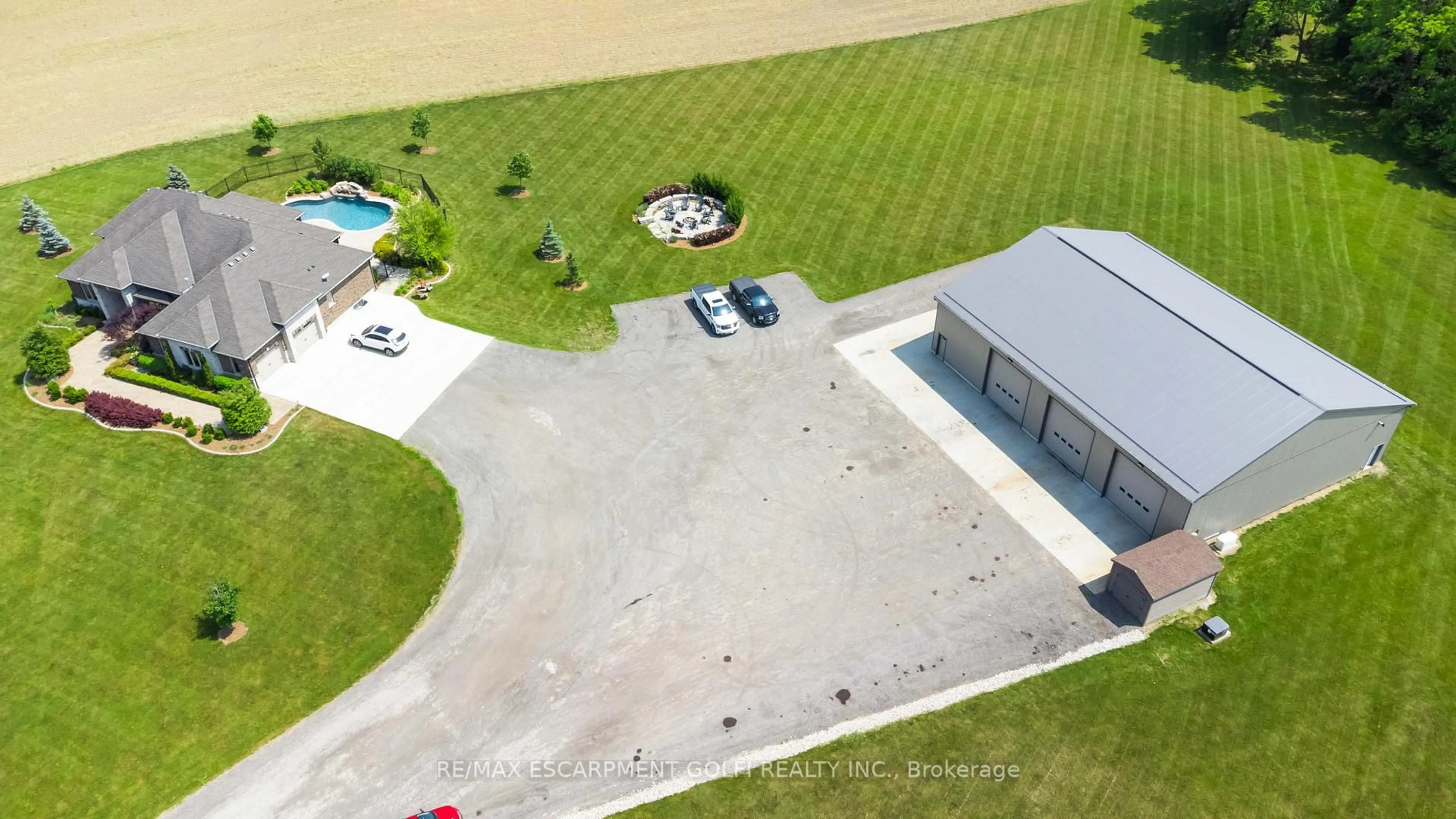 A pic from outside/outdoor area/front of a property/back of a property/a pic from drone, building for 407 MCBAY Rd, Brantford Ontario N3T 5L4