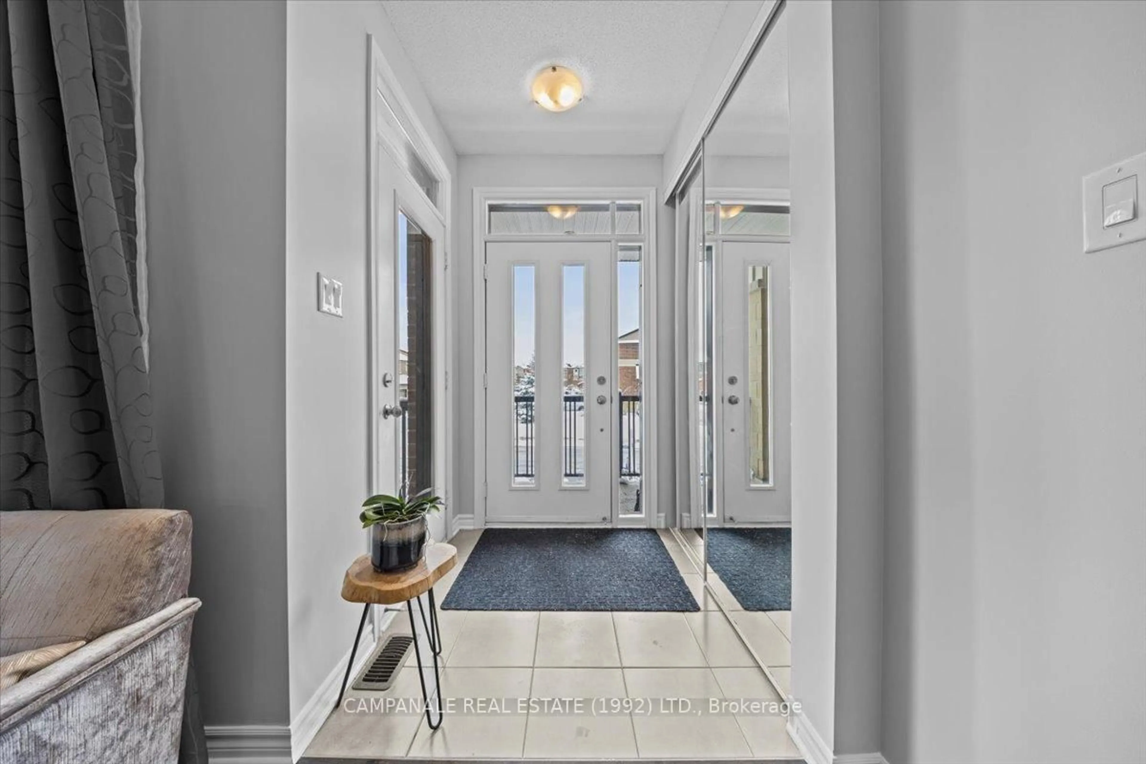 Indoor entryway for 111 Poplin St, Ottawa Ontario K4M 0G7