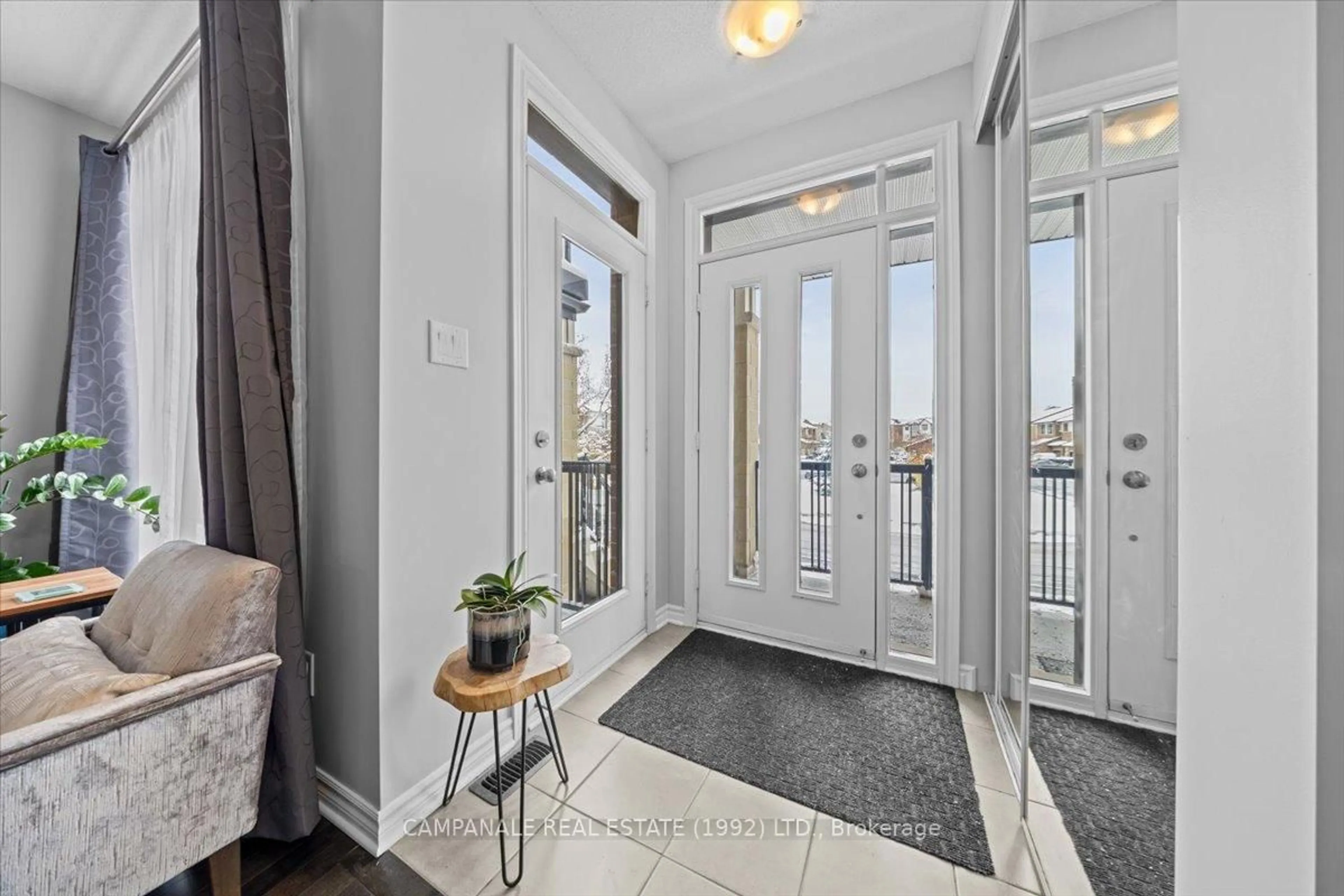 Indoor entryway for 111 Poplin St, Ottawa Ontario K4M 0G7