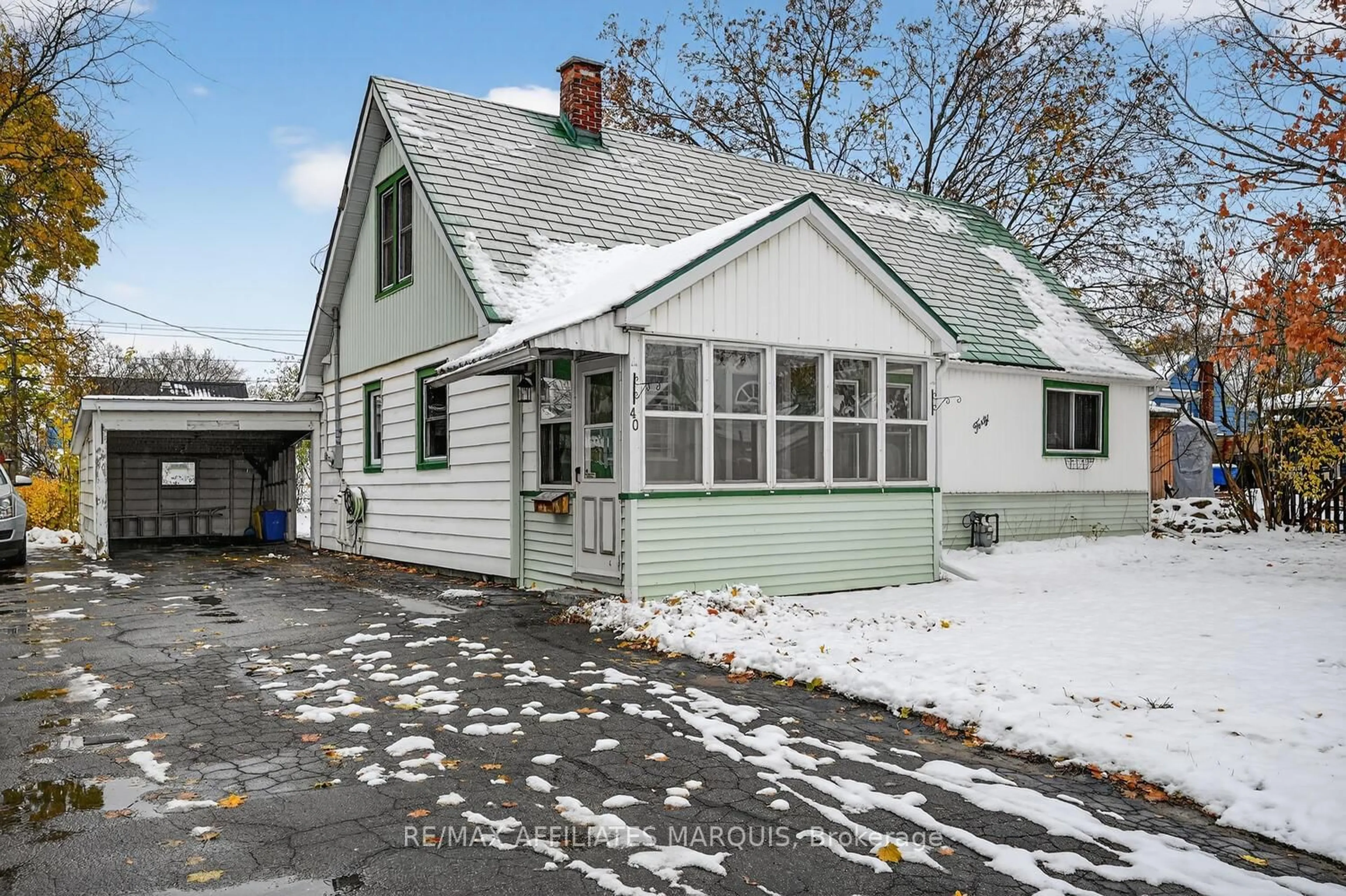 Home with vinyl exterior material, street for 40 OAK St, Smiths Falls Ontario K7A 3T4