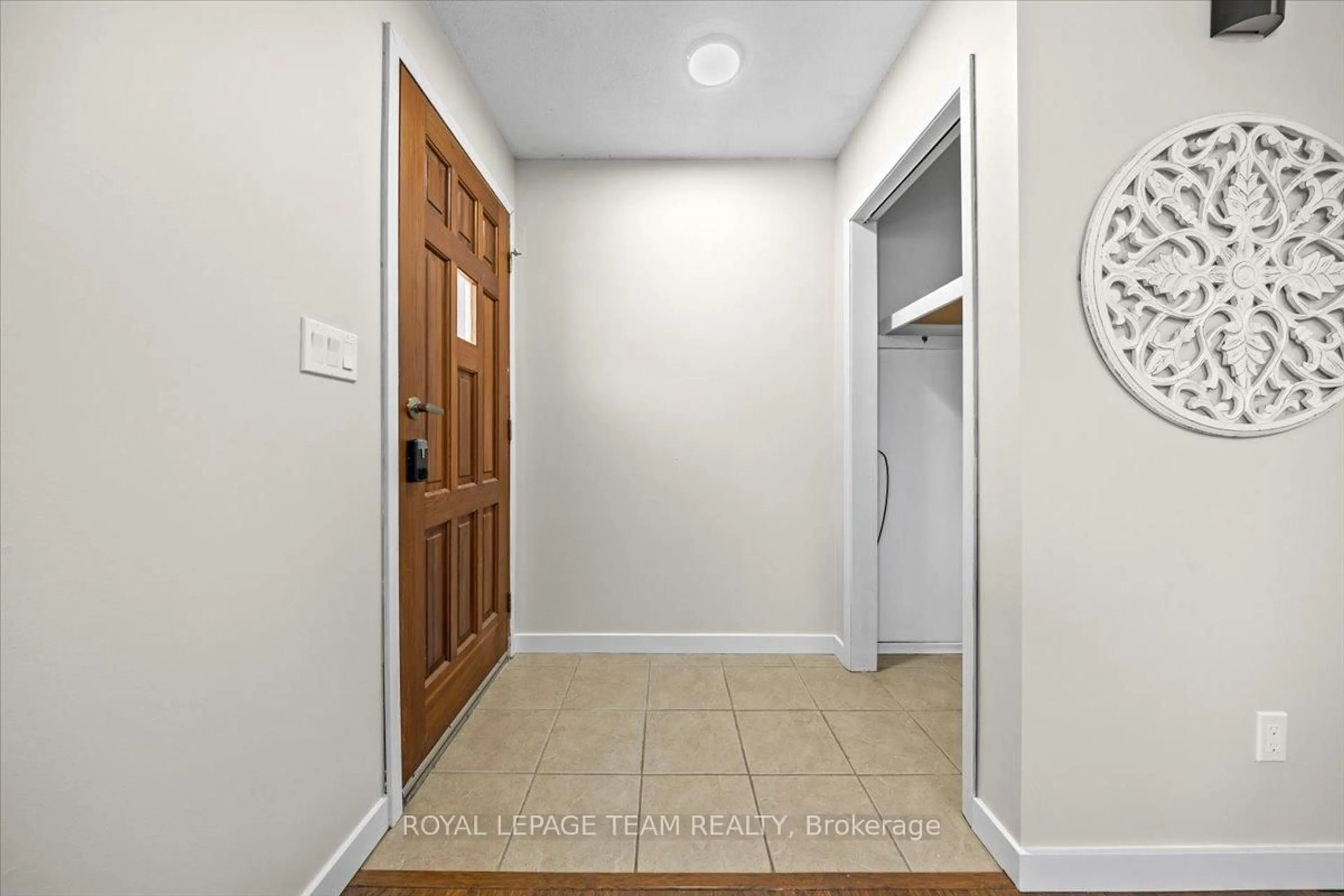 Indoor entryway for 9161 COUNTY RD 6 NORTH, Augusta Ontario K0G 1R0