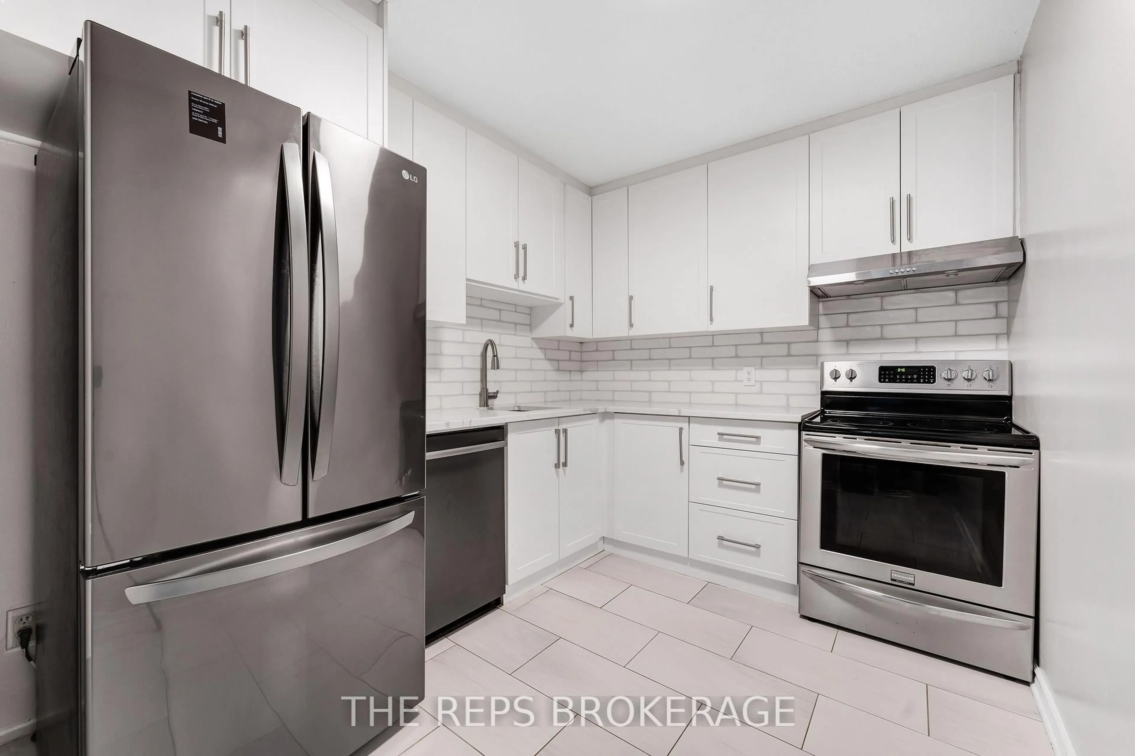 Standard kitchen, unknown for 900 Dynes Rd #2001, Ottawa Ontario K2C 3L6