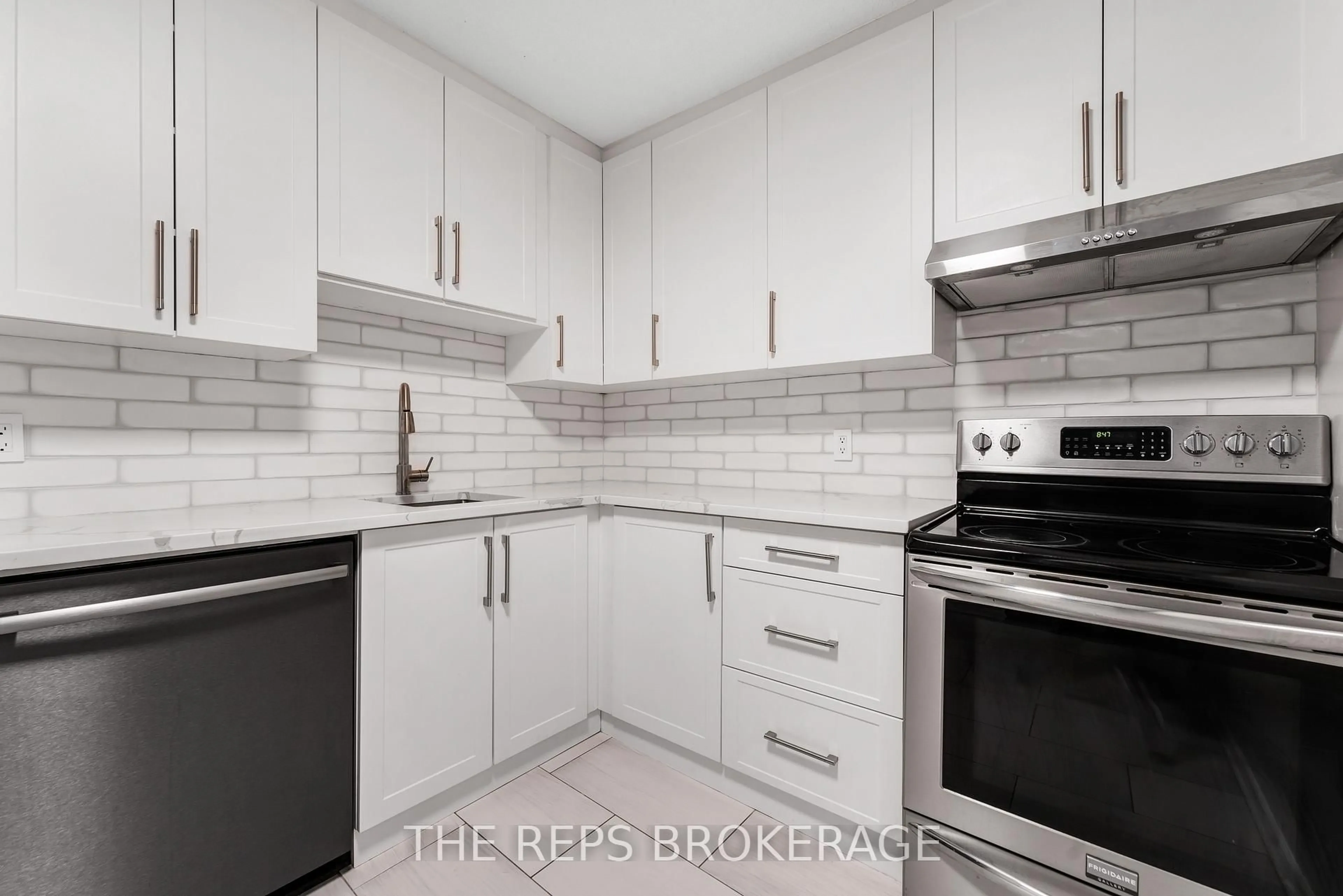 Standard kitchen, unknown for 900 Dynes Rd #2001, Ottawa Ontario K2C 3L6