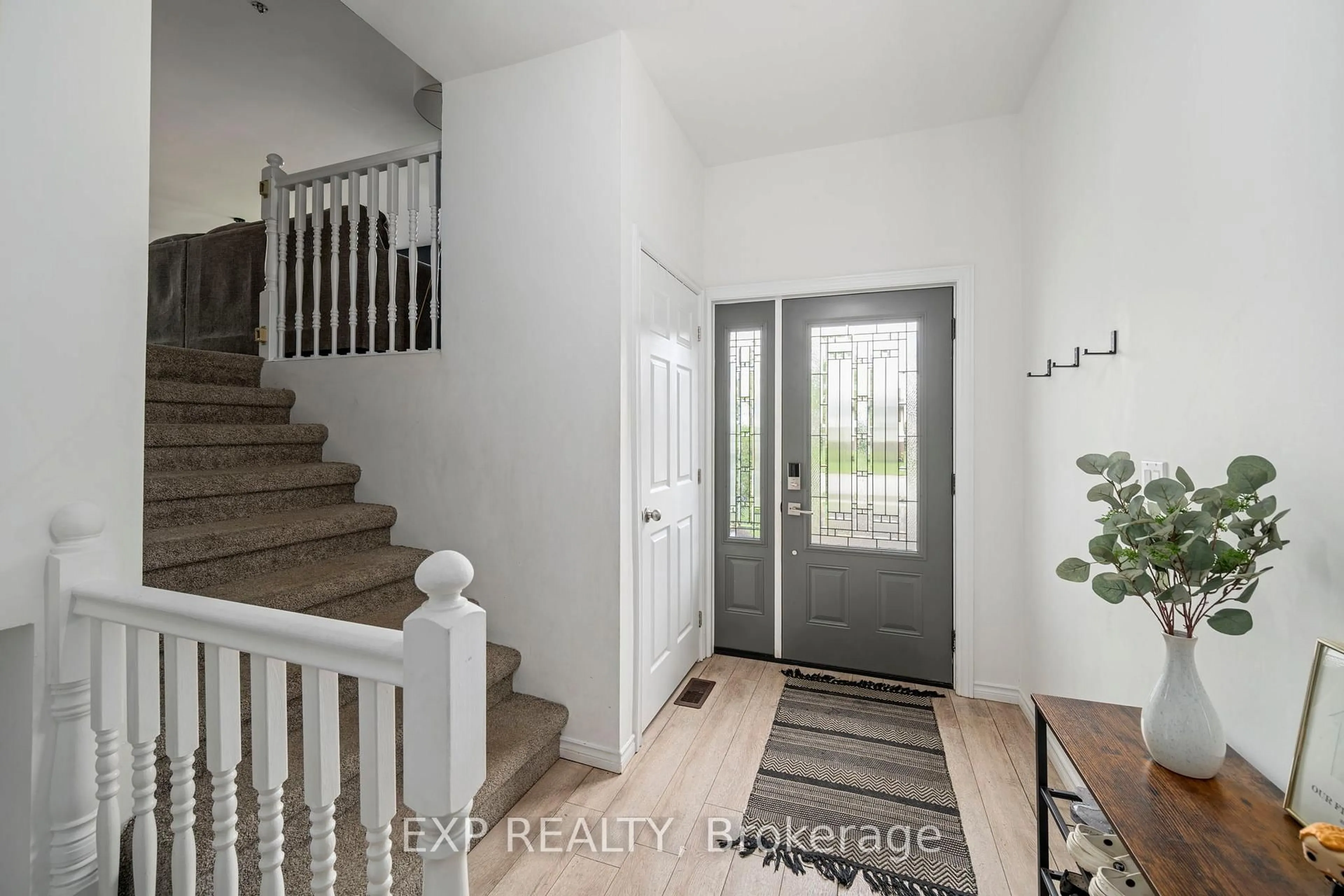 Indoor entryway for 272 MARY St, Dutton/Dunwich Ontario N0L 1J0