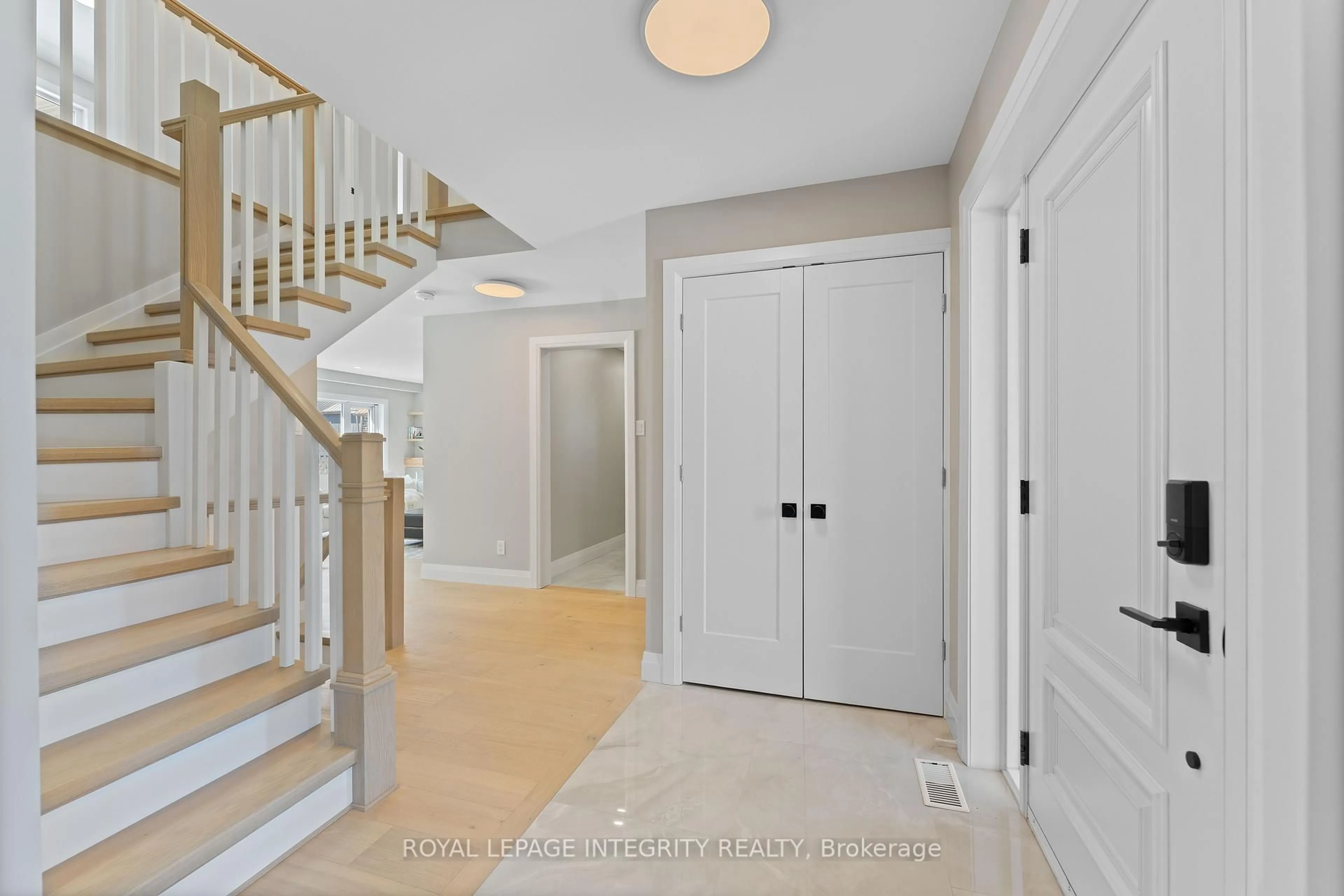 Indoor entryway for 3440 Woodroffe Ave, Ottawa Ontario K2J 3Z8