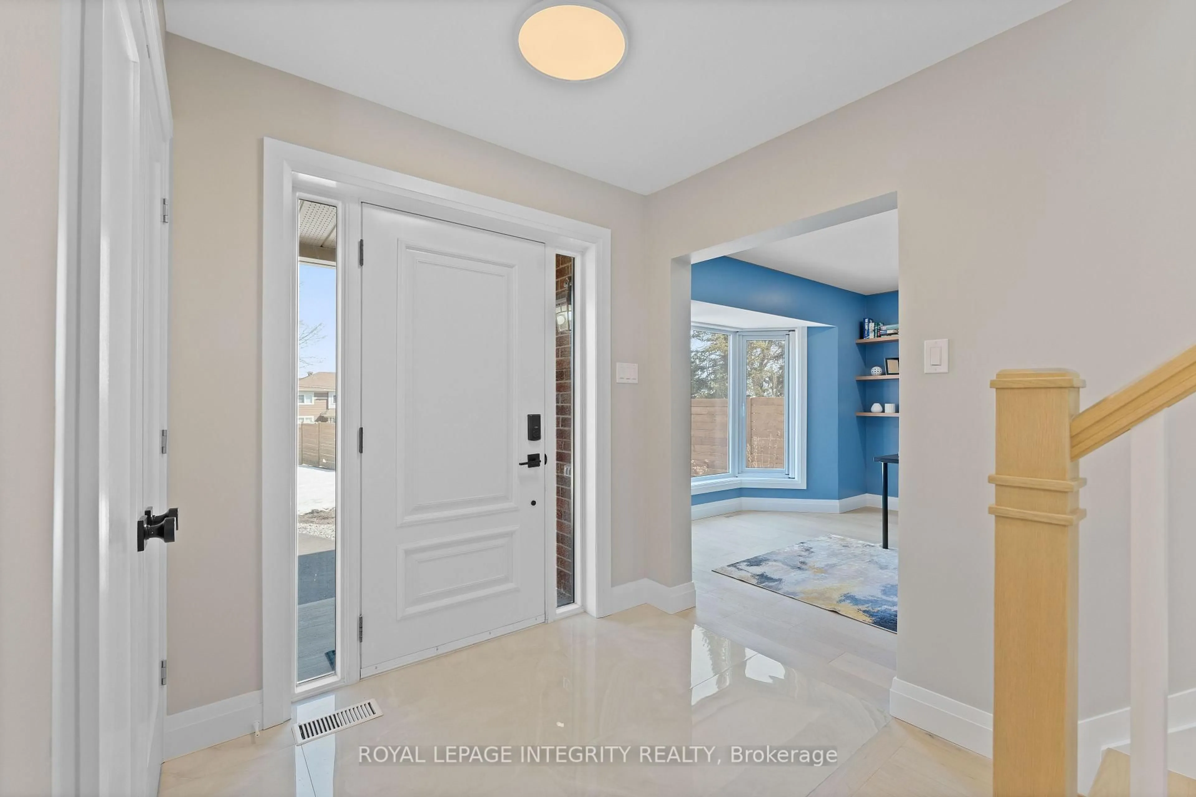 Indoor entryway for 3440 Woodroffe Ave, Ottawa Ontario K2J 3Z8