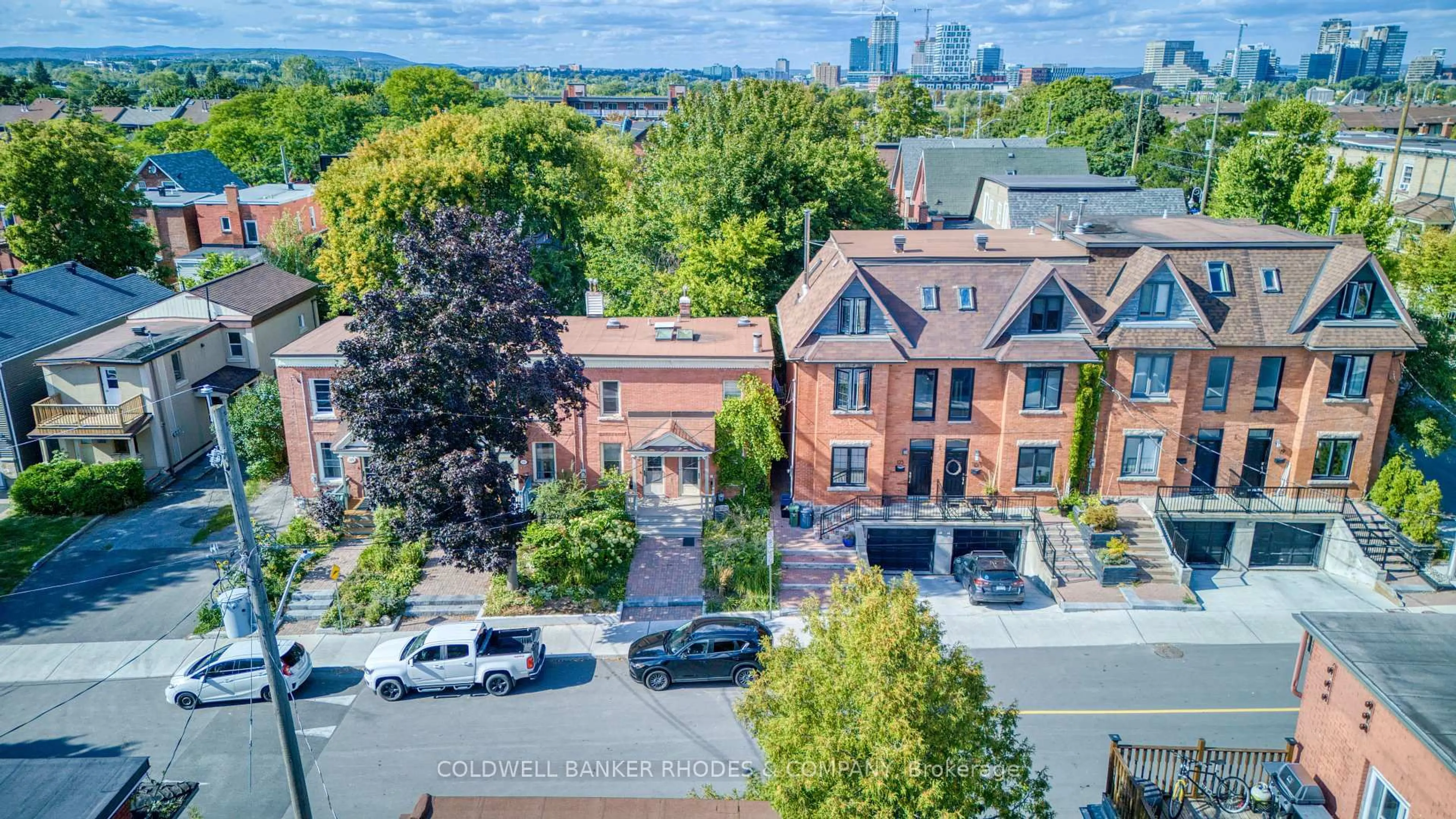 A pic from outside/outdoor area/front of a property/back of a property/a pic from drone, city buildings view from balcony for 129 Elm St, Ottawa Ontario K1R 6N4