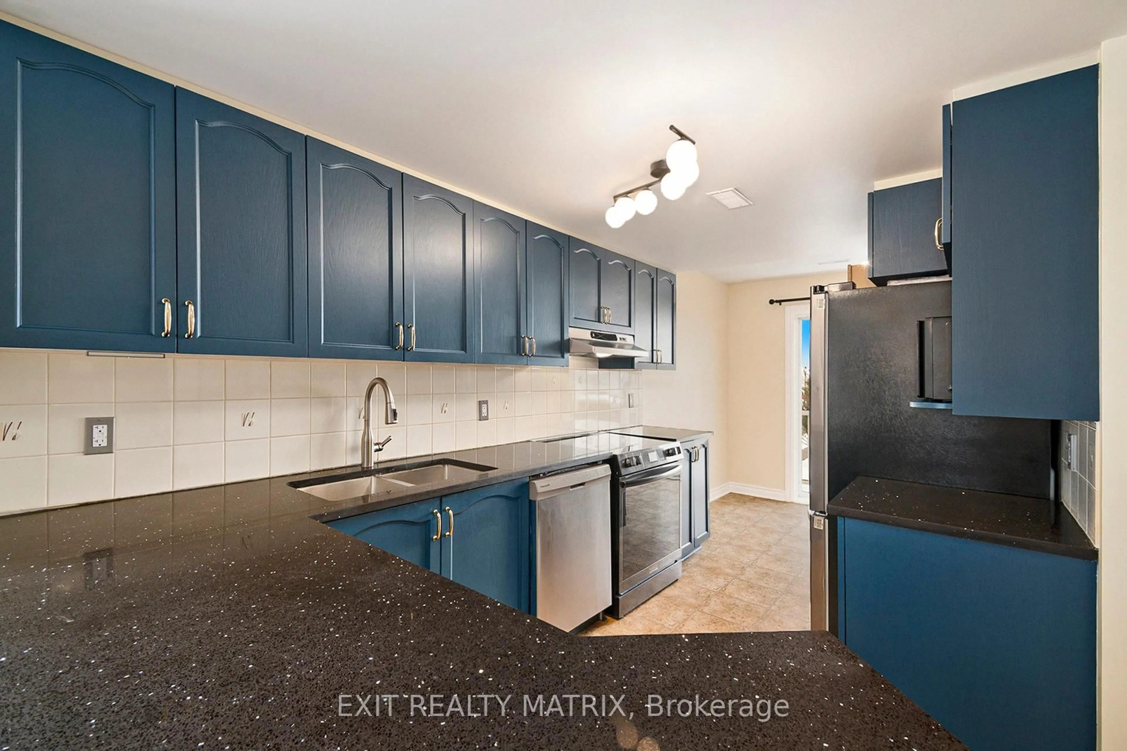 Standard kitchen, ceramic/tile floor for 594 Lakeridge Dr #43, Ottawa Ontario K4A 0H4