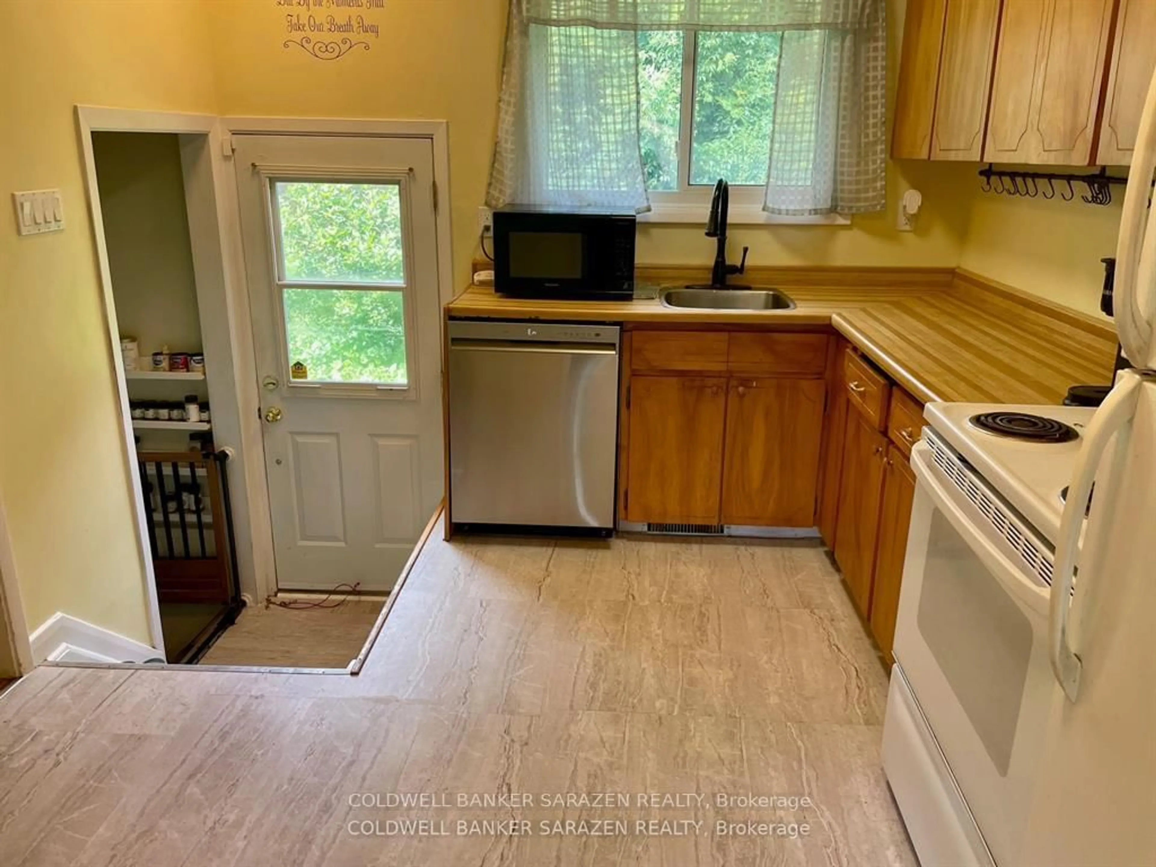 Standard kitchen, unknown for 18 Stinson Ave, Ottawa Ontario K2H 6N1