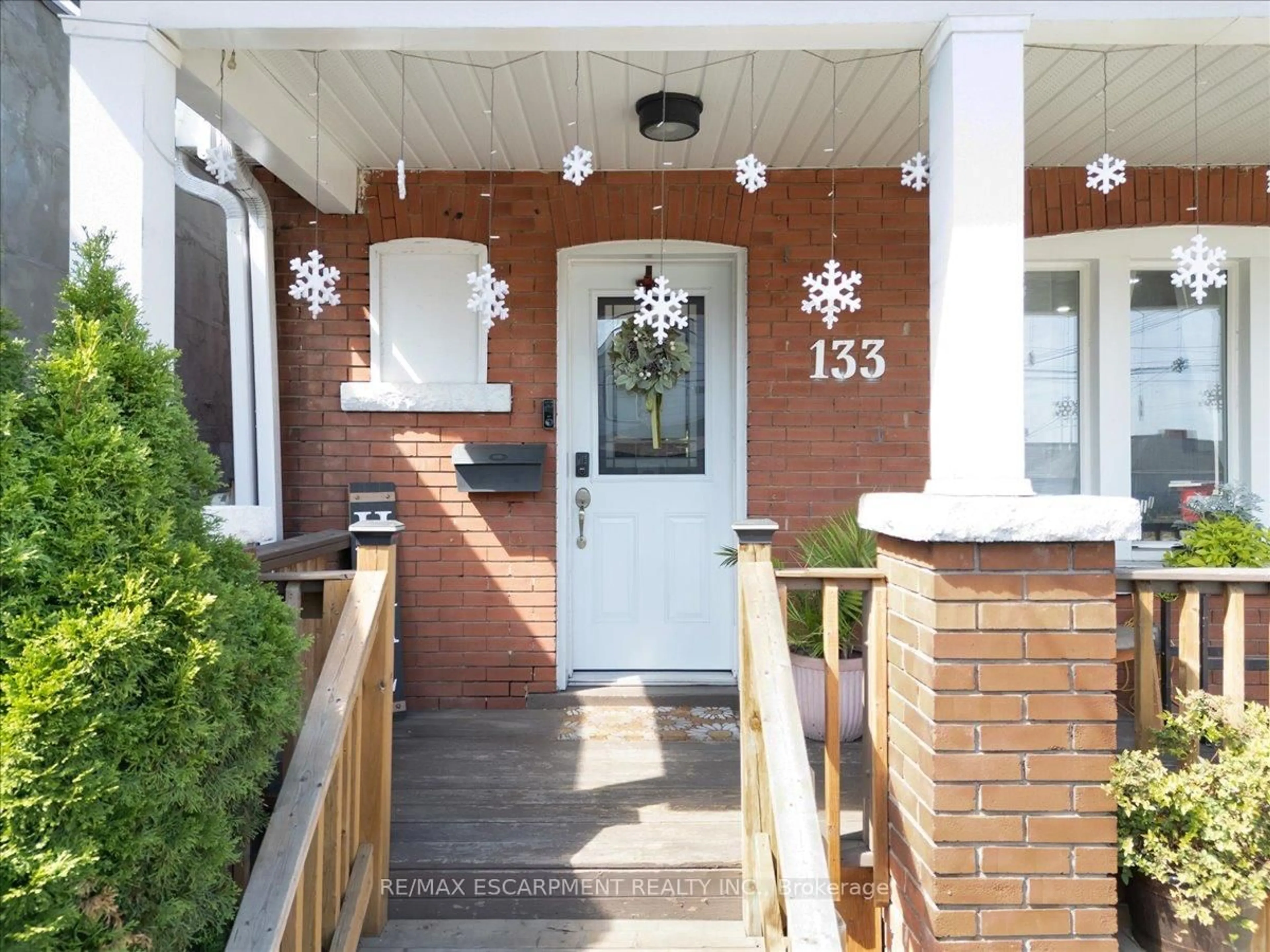 Indoor entryway for 133 Frederick Ave, Hamilton Ontario L8H 4L1