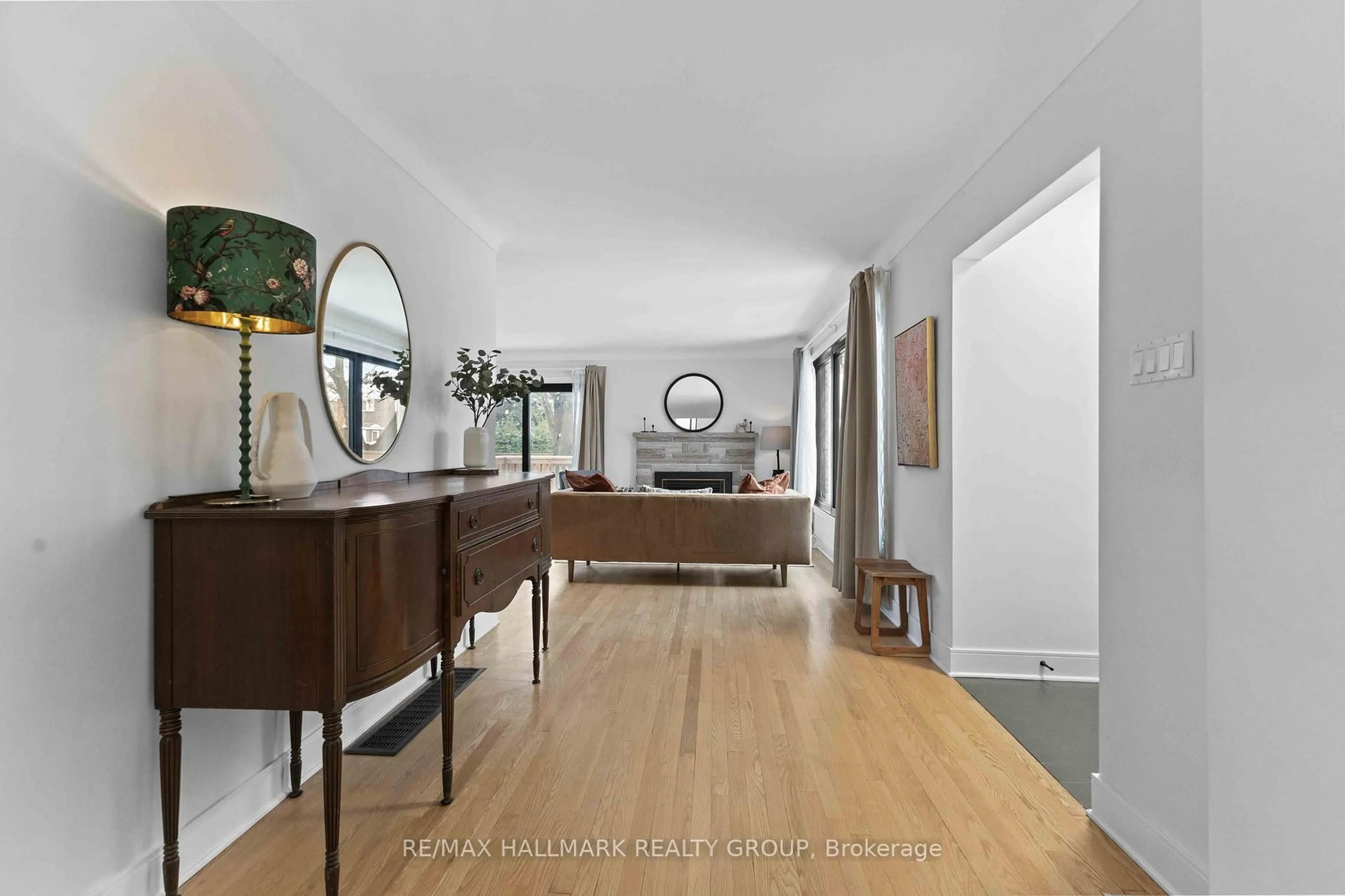 Indoor entryway for 2186 Lenester Ave, Ottawa Ontario K2A 1L4