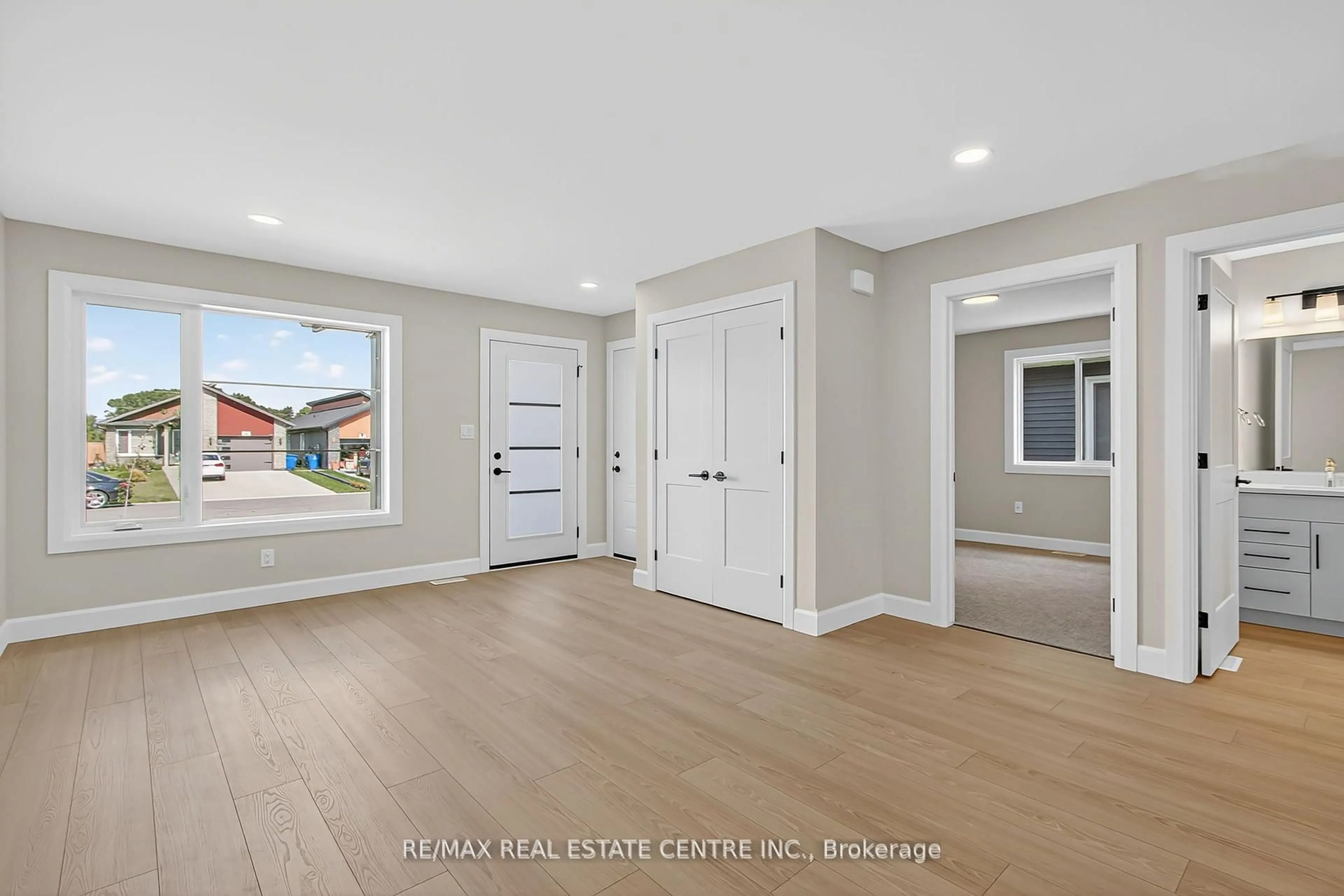 Indoor entryway for 93 Moonstone Cres, Chatham-Kent Ontario N7M 0S2