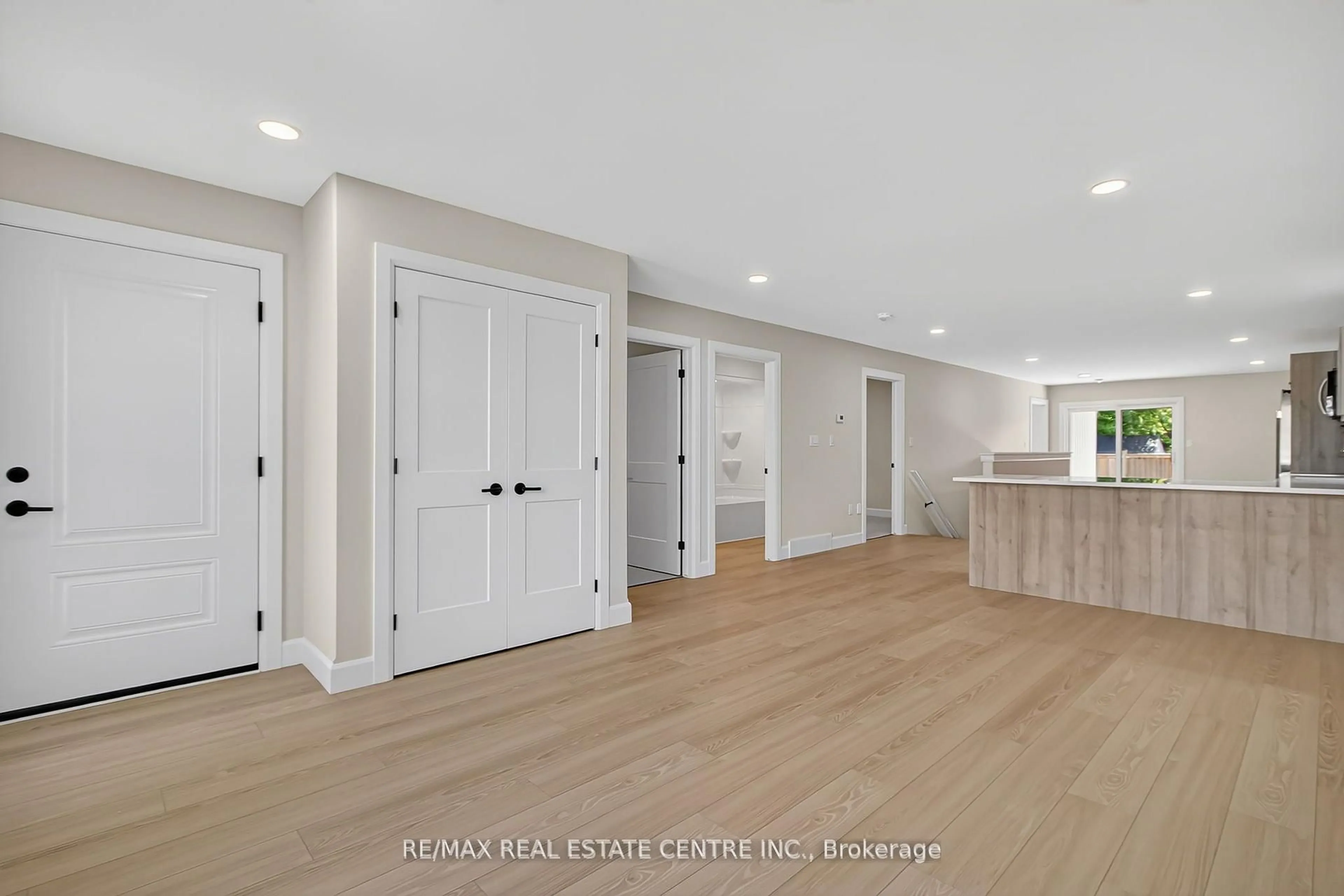 Indoor entryway for 93 Moonstone Cres, Chatham-Kent Ontario N7M 0S2