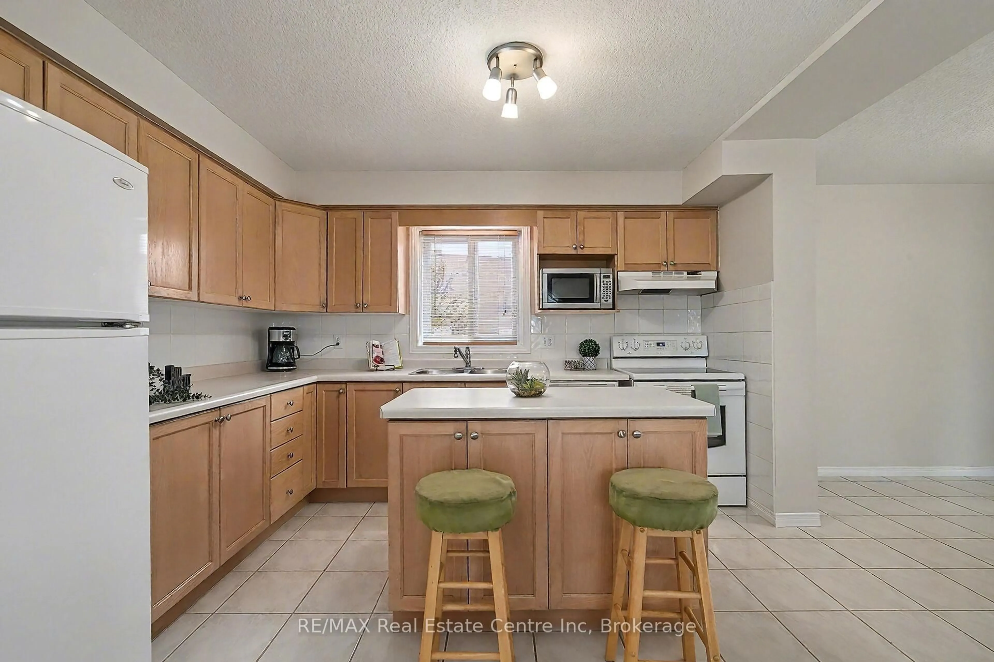 Standard kitchen, unknown for 31 Gibb St, Cambridge Ontario N3C 4C2