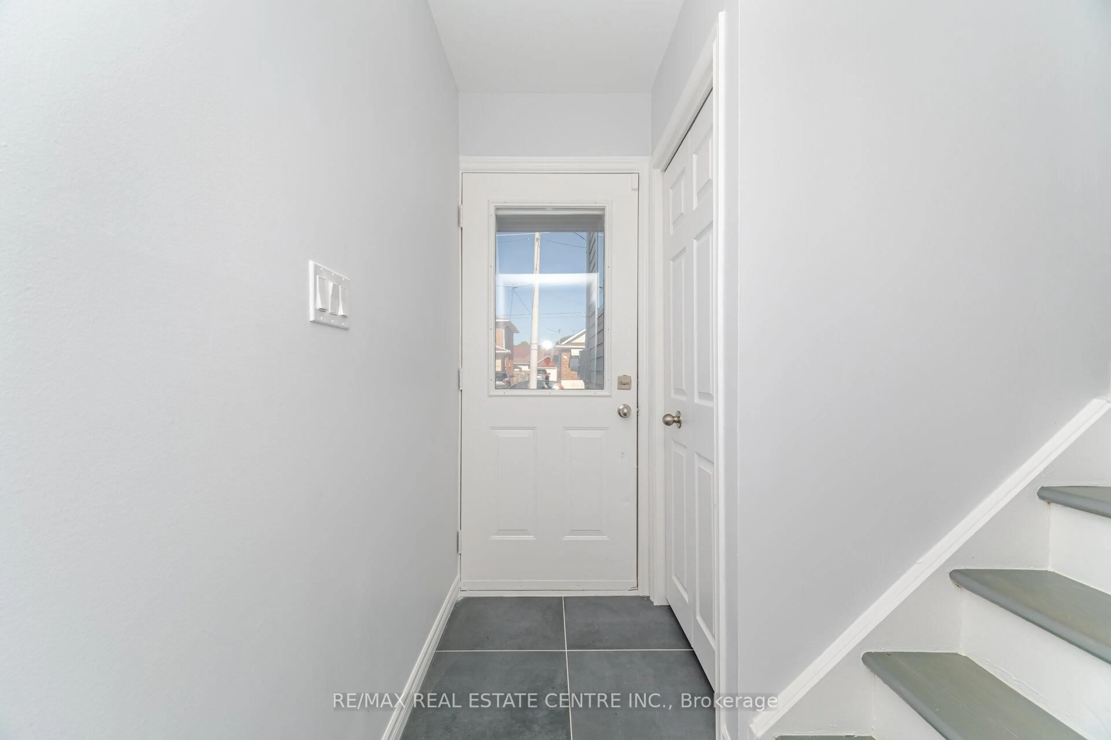 Indoor entryway for 233B Vine St, St. Catharines Ontario L2M 4S9