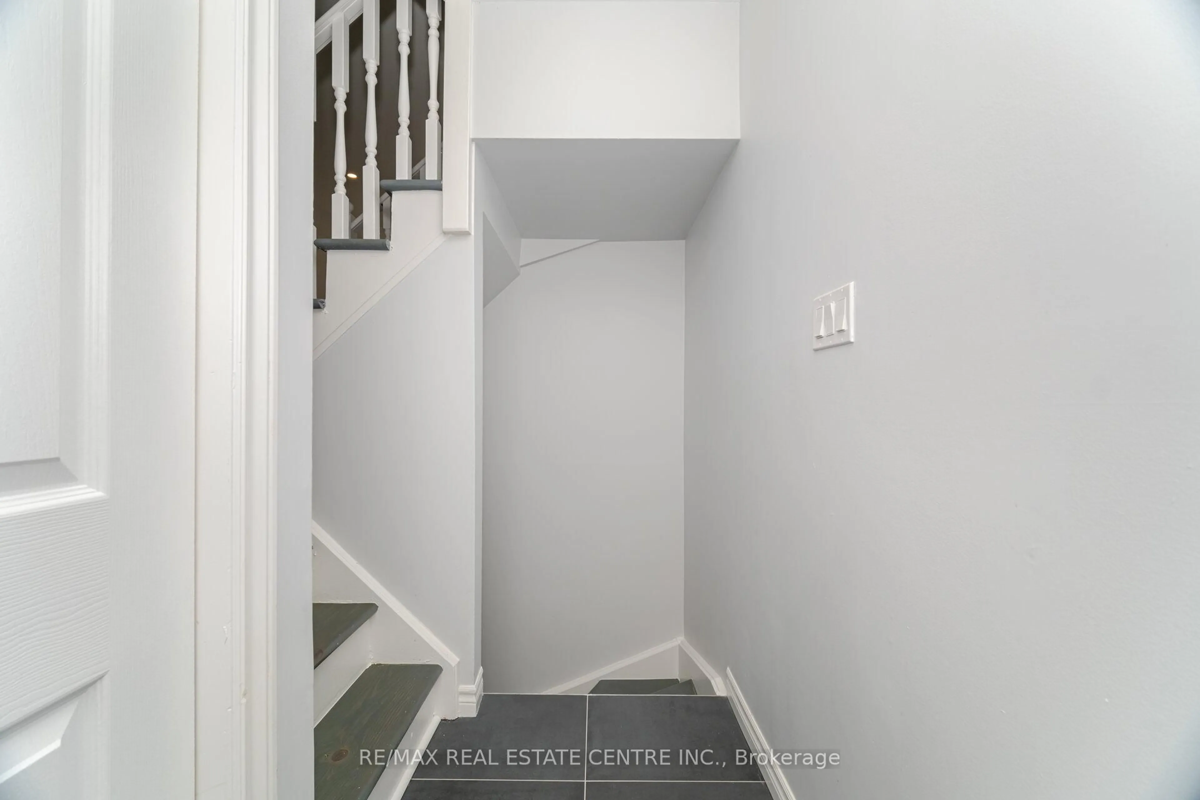 Indoor entryway for 233B Vine St, St. Catharines Ontario L2M 4S9