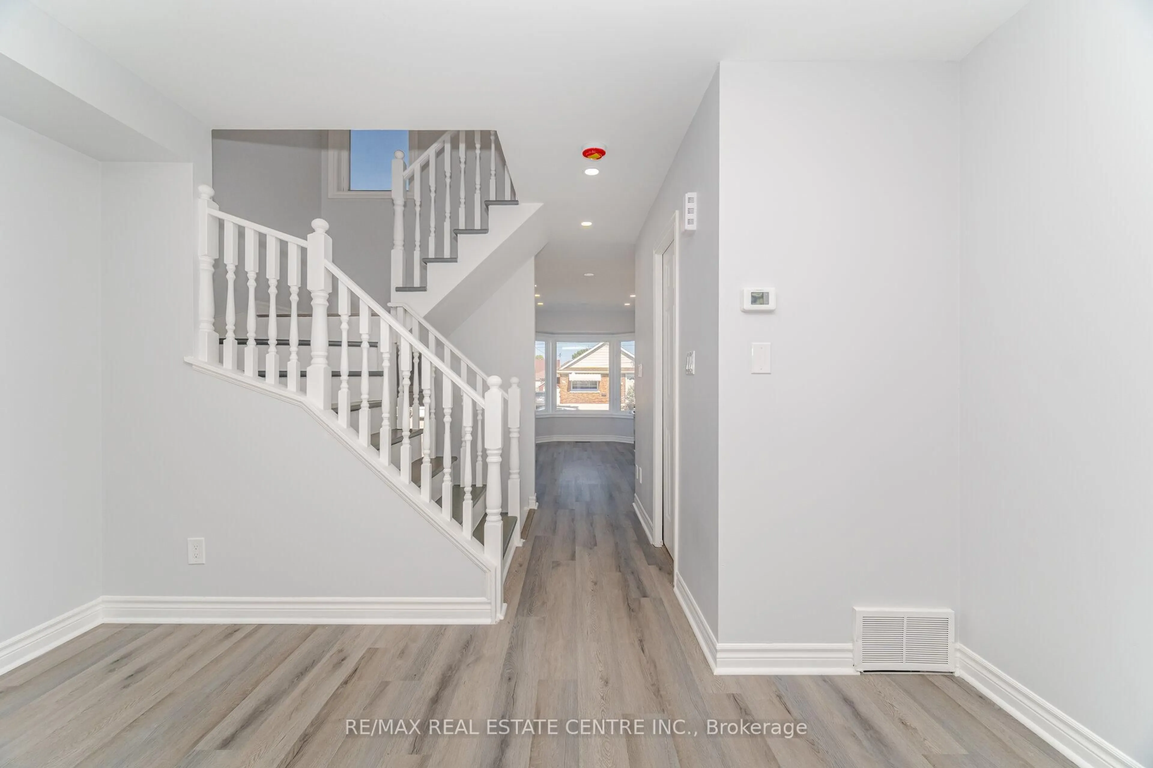 Indoor entryway for 233B Vine St, St. Catharines Ontario L2M 4S9