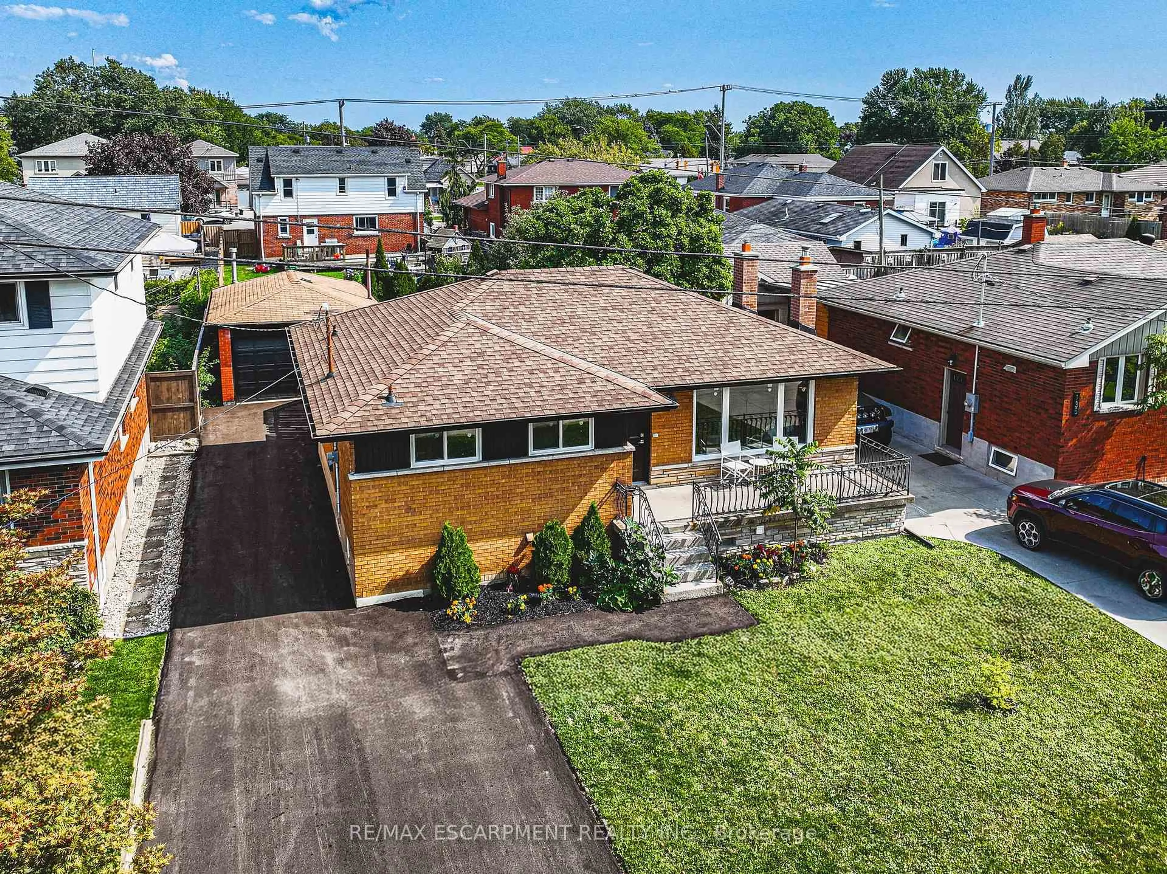 A pic from outside/outdoor area/front of a property/back of a property/a pic from drone, street for 131 Welbourn Dr, Hamilton Ontario L9A 3N5