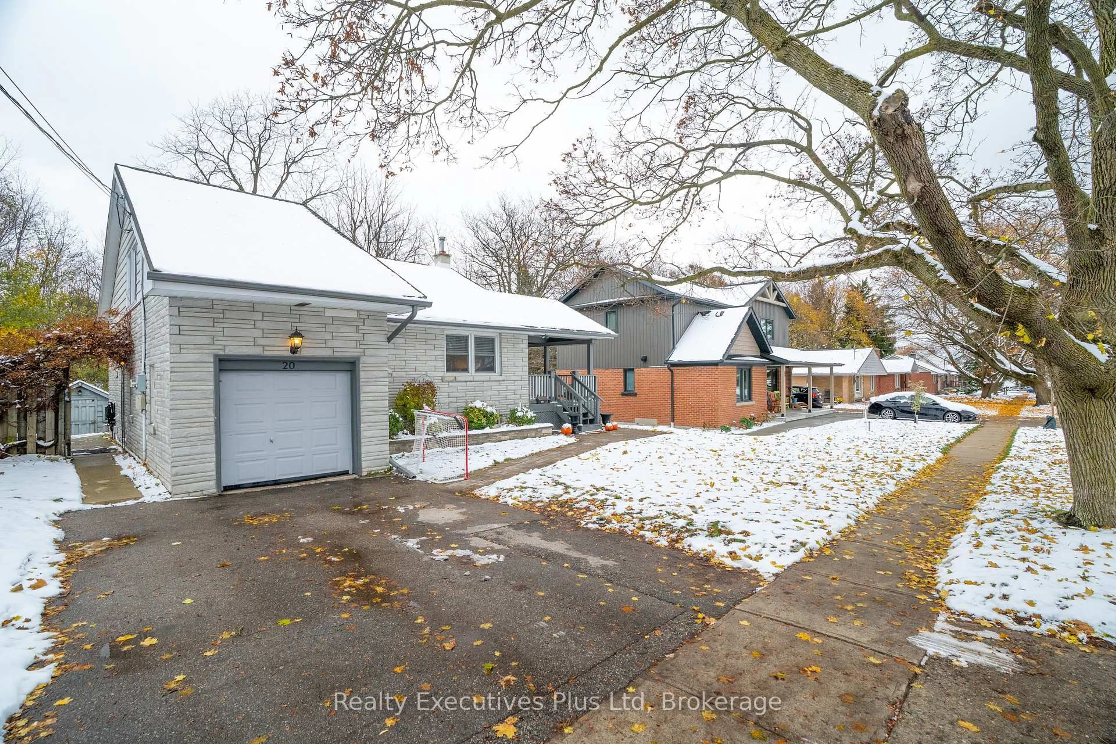 A pic from outside/outdoor area/front of a property/back of a property/a pic from drone, street for 20 Summit Cres, Guelph Ontario N1H 1S3