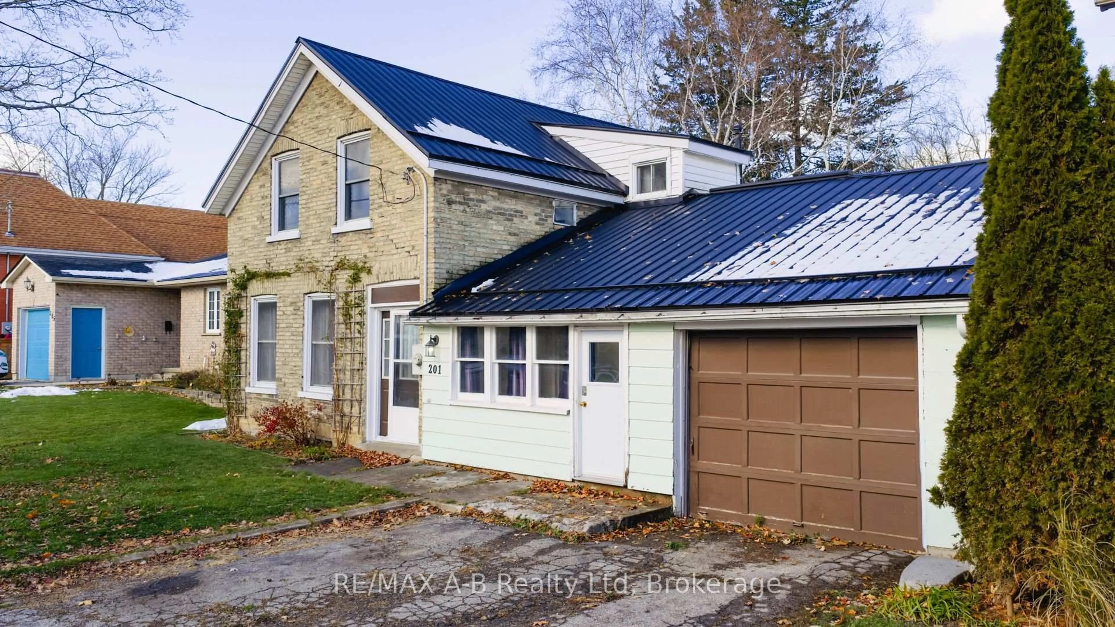 Unknown for 201 Jones St, St. Marys Ontario N4X 1A1