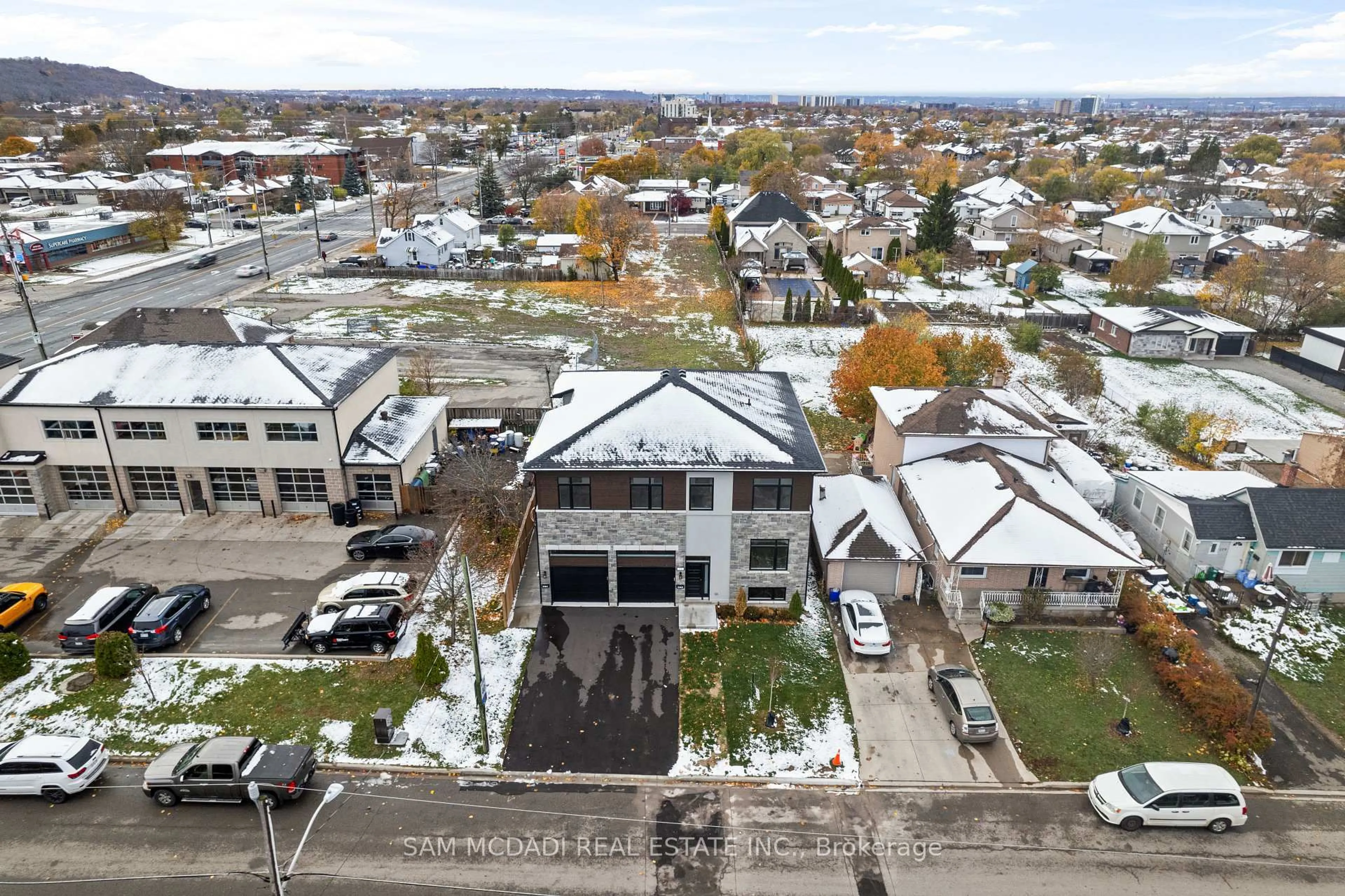 A pic from outside/outdoor area/front of a property/back of a property/a pic from drone, unknown for 175 MARGARET Ave, Hamilton Ontario L8E 2H6