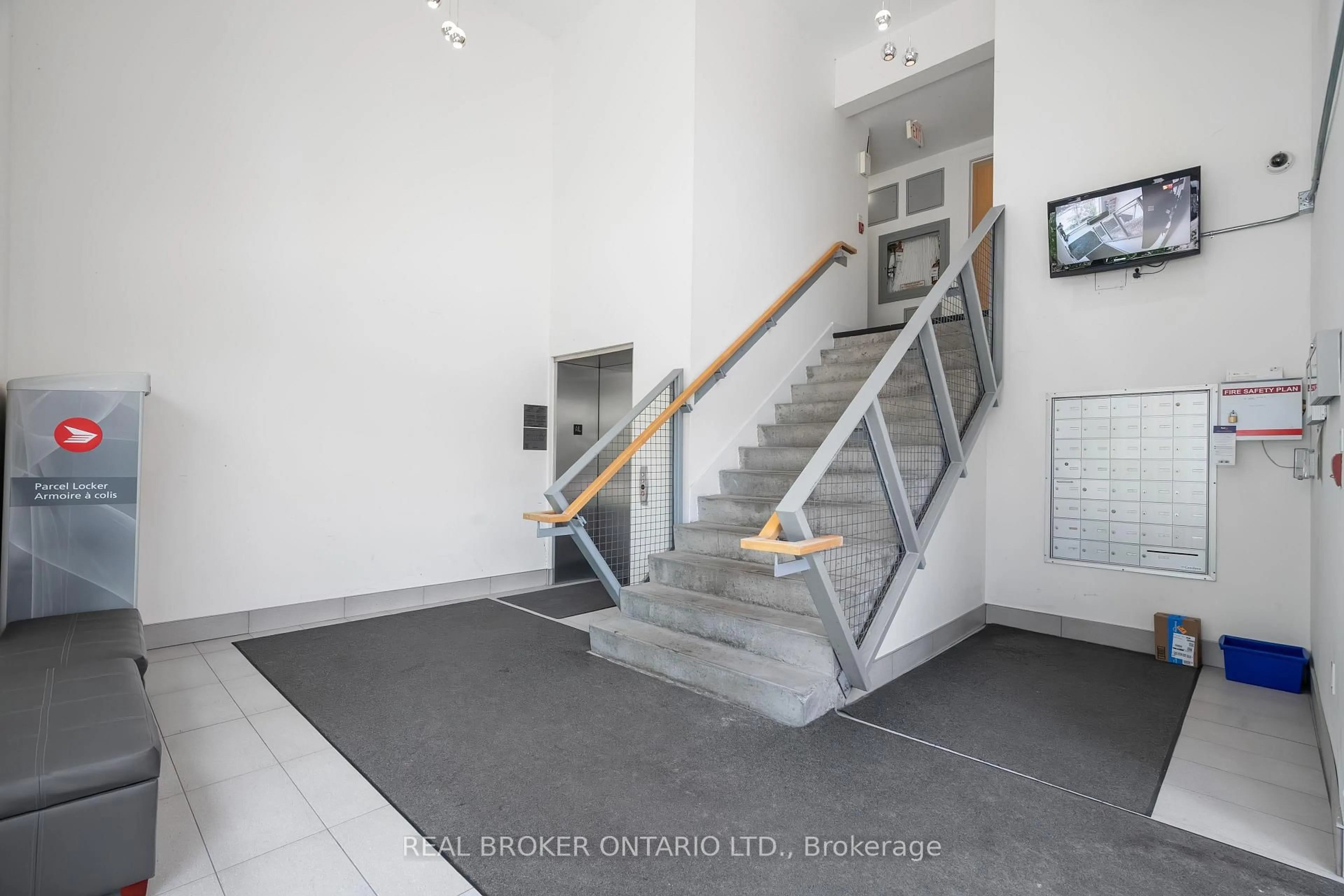 Indoor foyer for 360 Cumberland St #102, Ottawa Ontario K1N 0B1