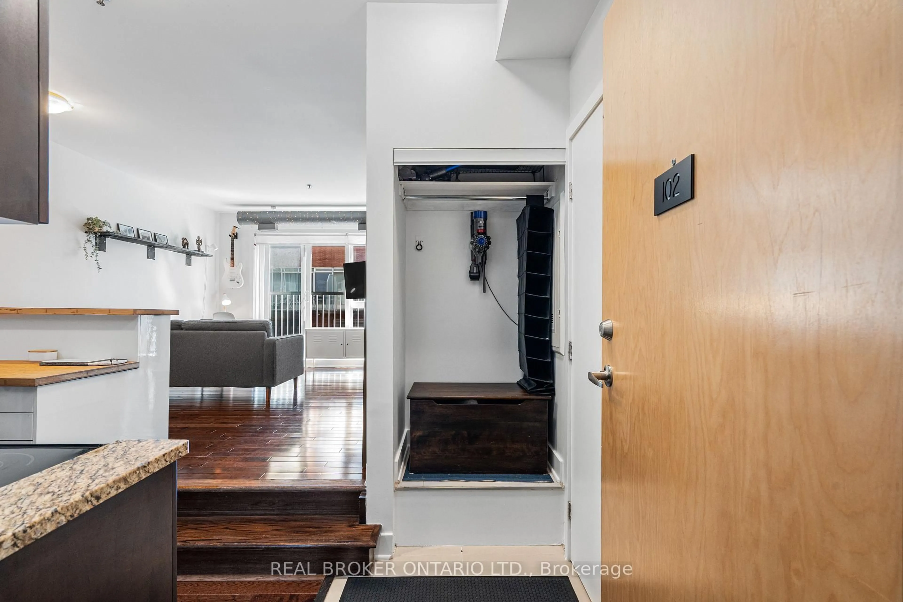 Indoor entryway for 360 Cumberland St #102, Ottawa Ontario K1N 0B1