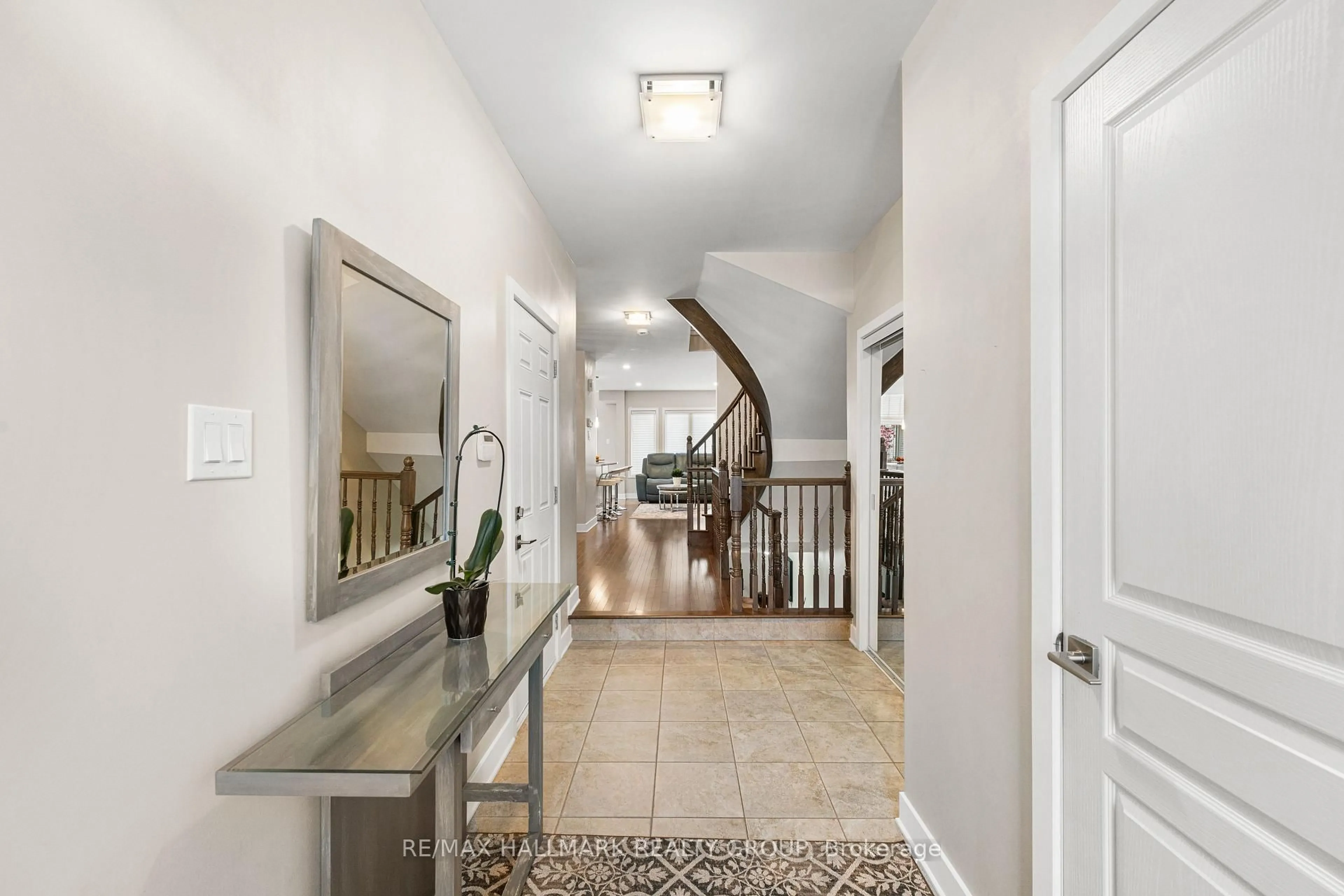 Indoor entryway for 311 TRAVIS St, Ottawa Ontario K1W 0E5