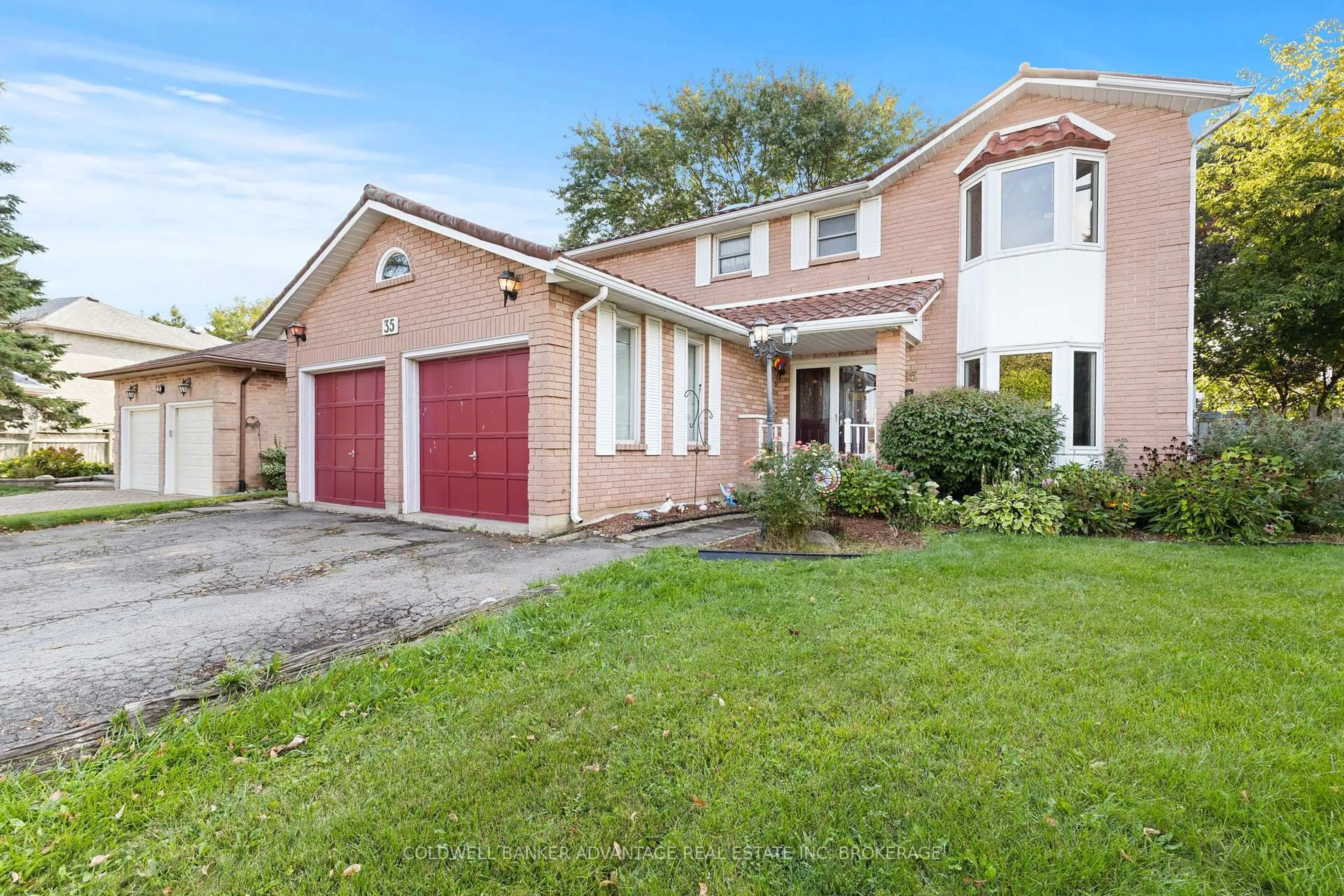 Home with brick exterior material, street for 35 Woodrush Ave, Welland Ontario L3C 6S6