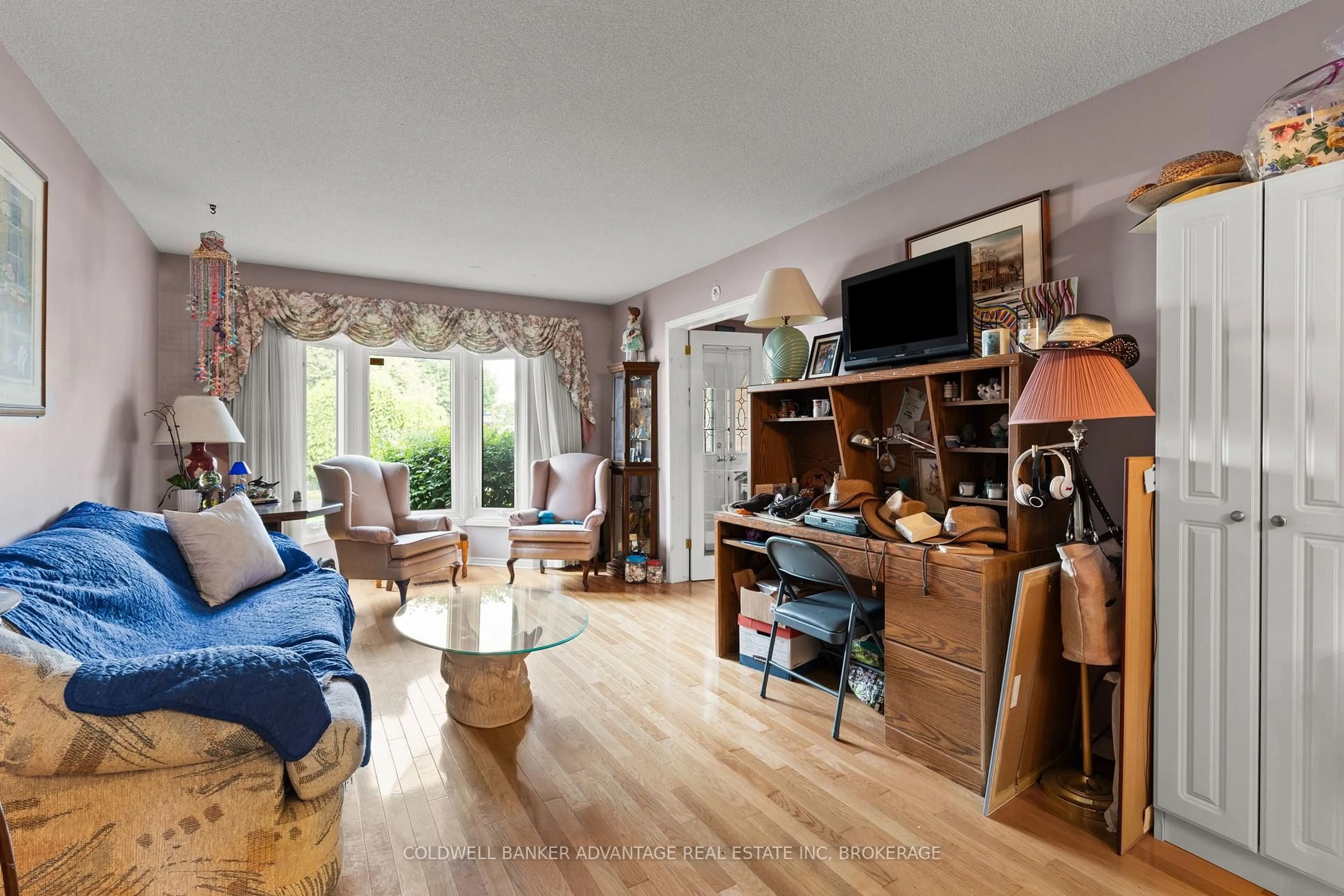 Living room with furniture, wood/laminate floor for 35 Woodrush Ave, Welland Ontario L3C 6S6