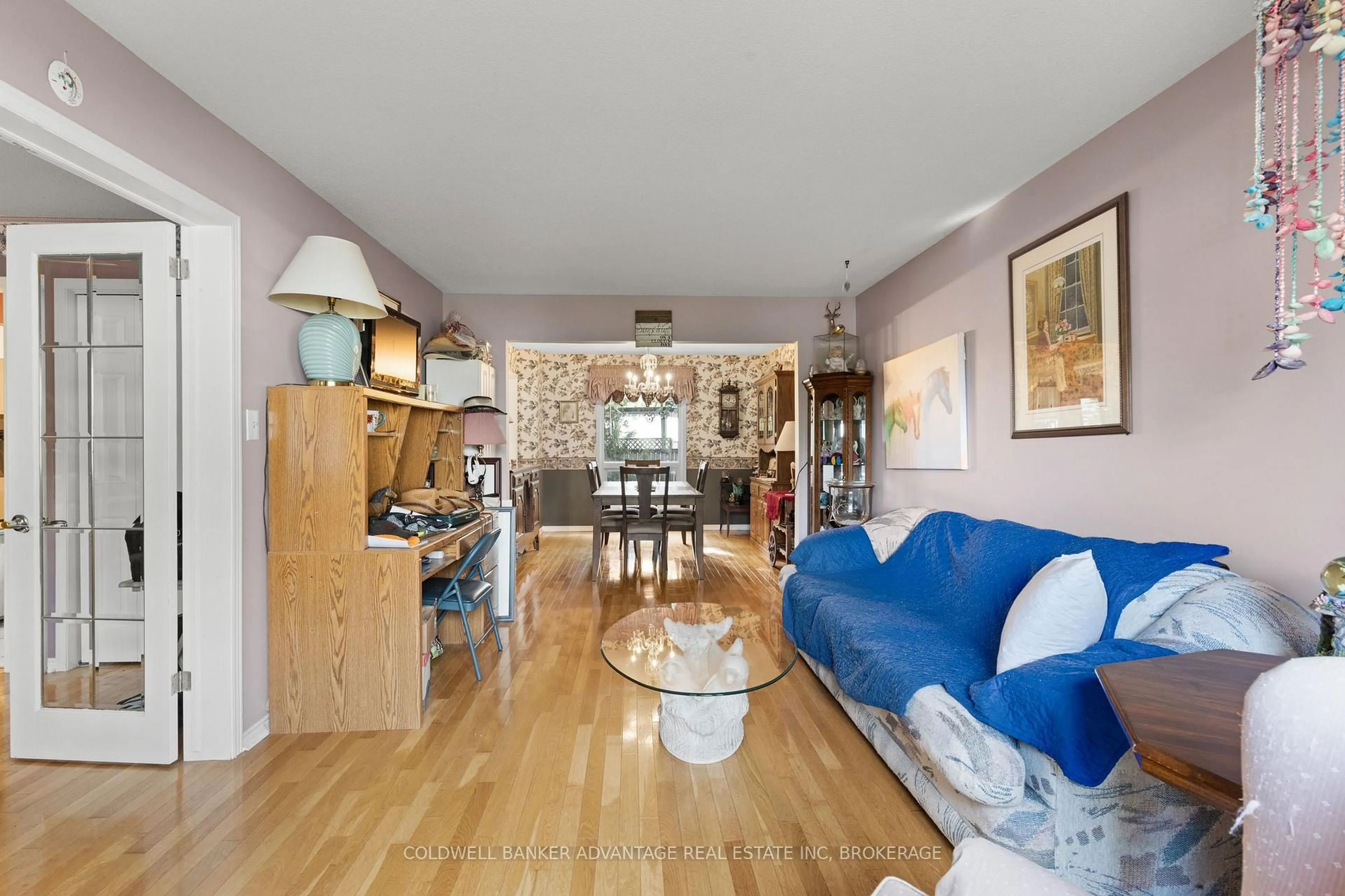 Living room with furniture, wood/laminate floor for 35 Woodrush Ave, Welland Ontario L3C 6S6