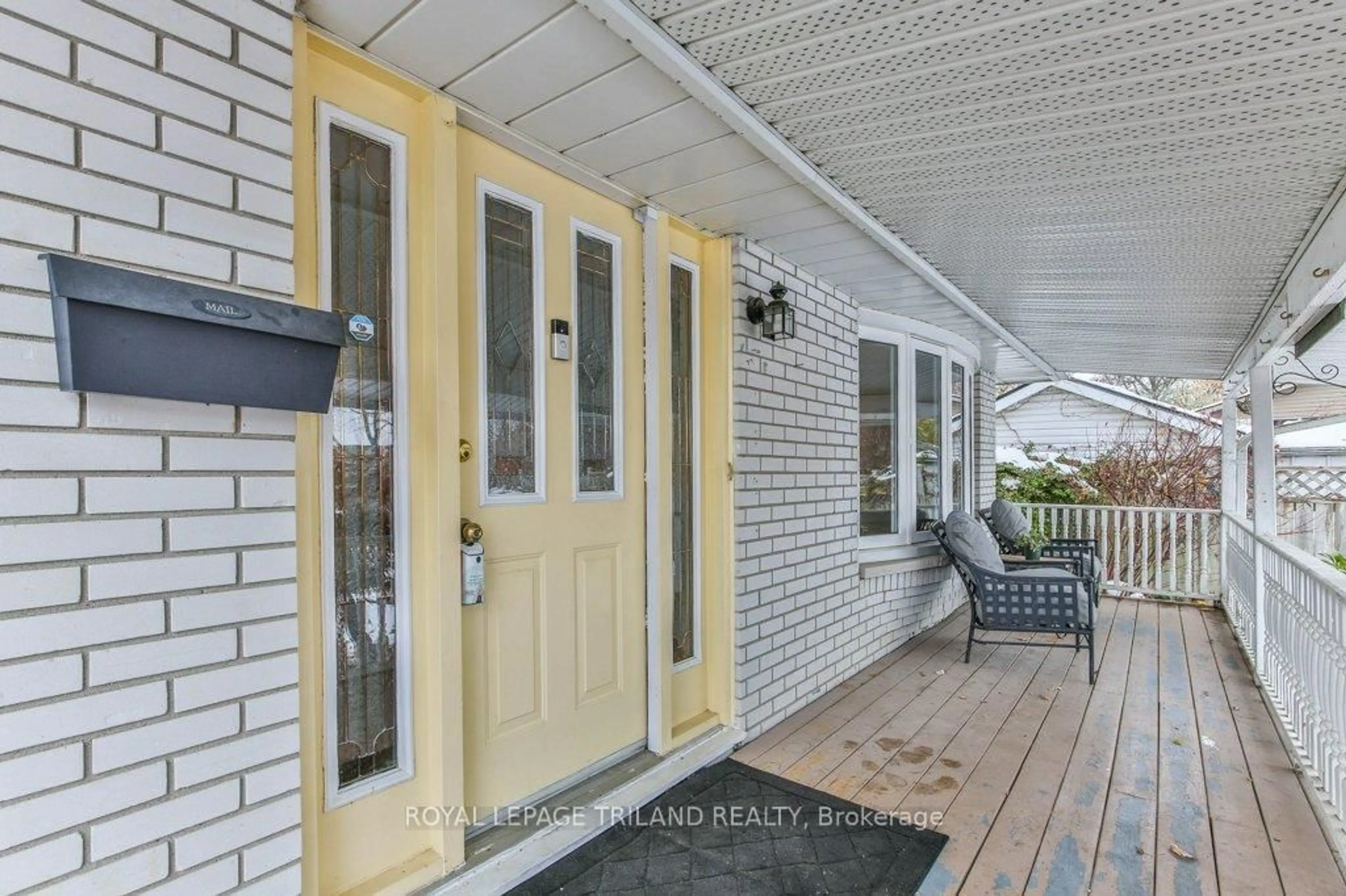 Indoor entryway for 960 OSGOODE Dr, London South Ontario N6E 1E1