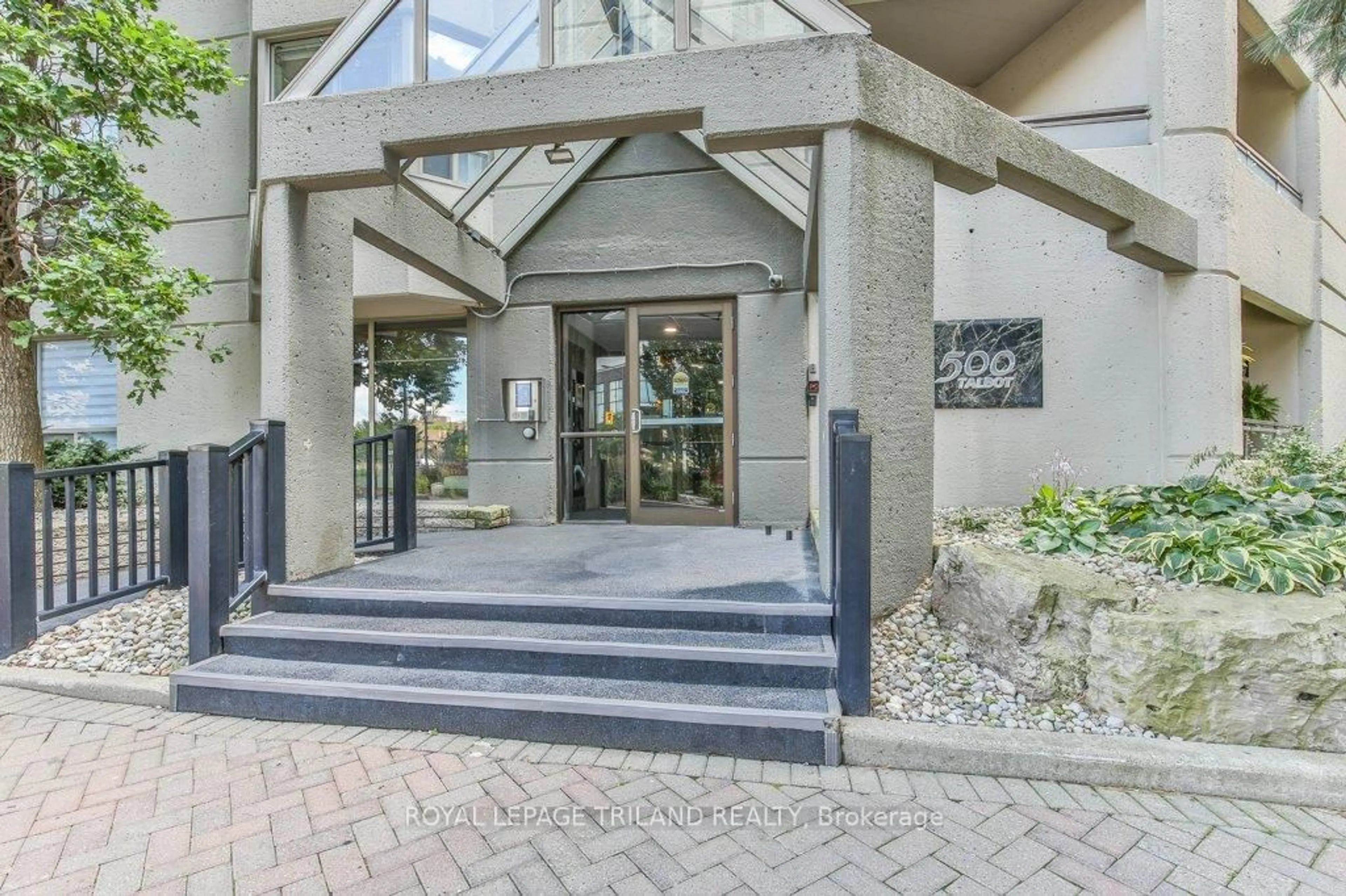 Indoor foyer for 500 TALBOT St #505, London East Ontario N6A 5P3