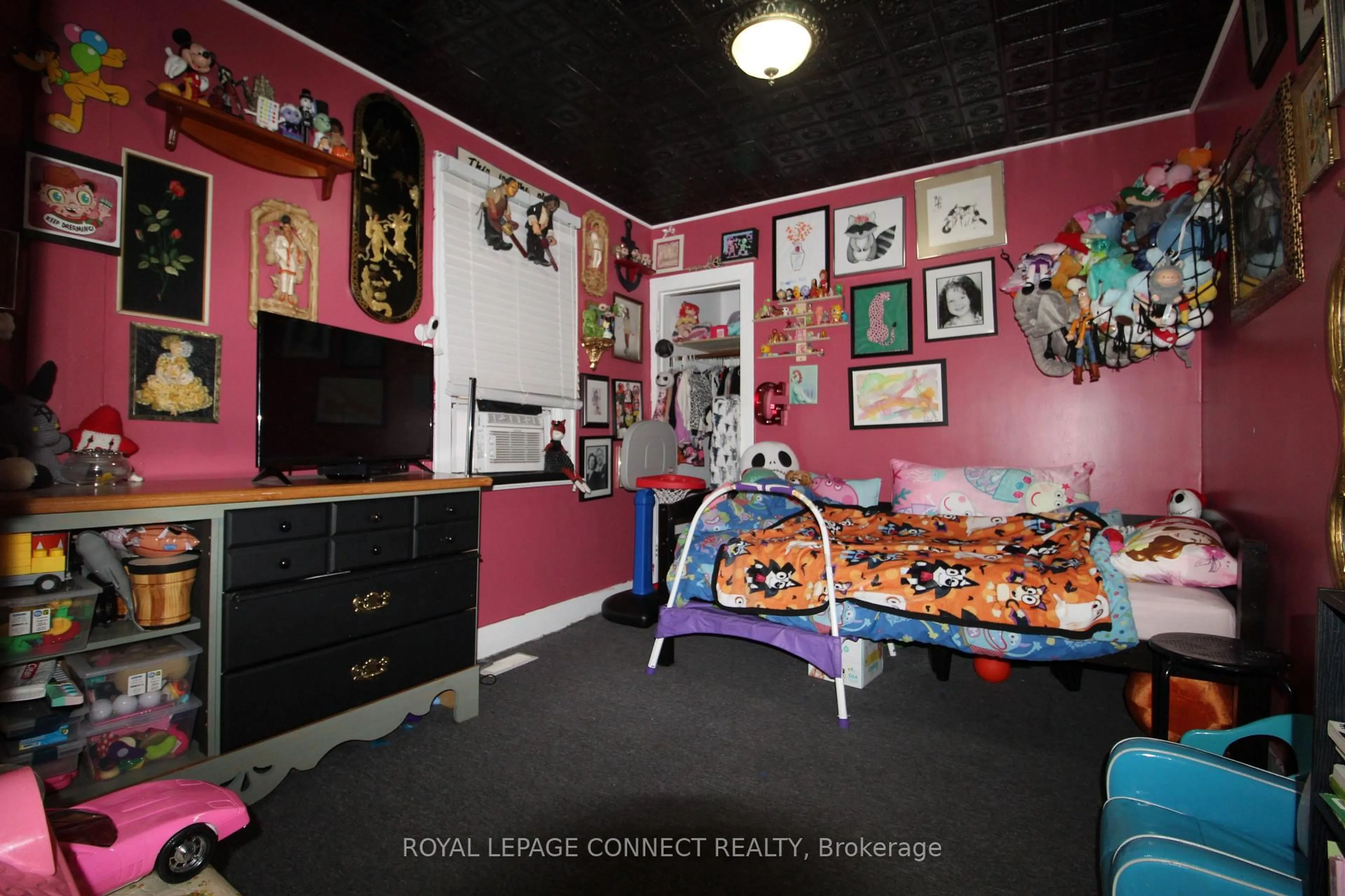 A pic of a room for 9 Prince St, St. Catharines Ontario L2R 3X6