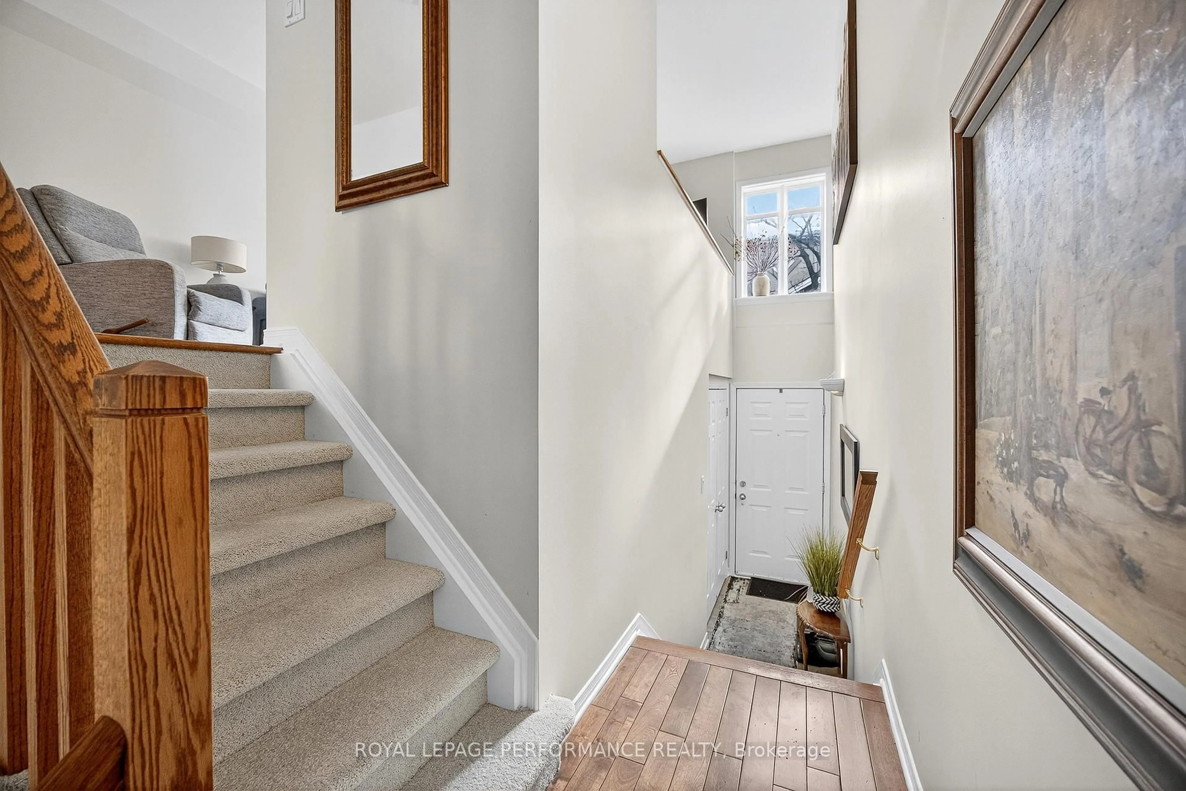 Indoor entryway for 9 Panorama Private, Ottawa Ontario K1Y 4X1