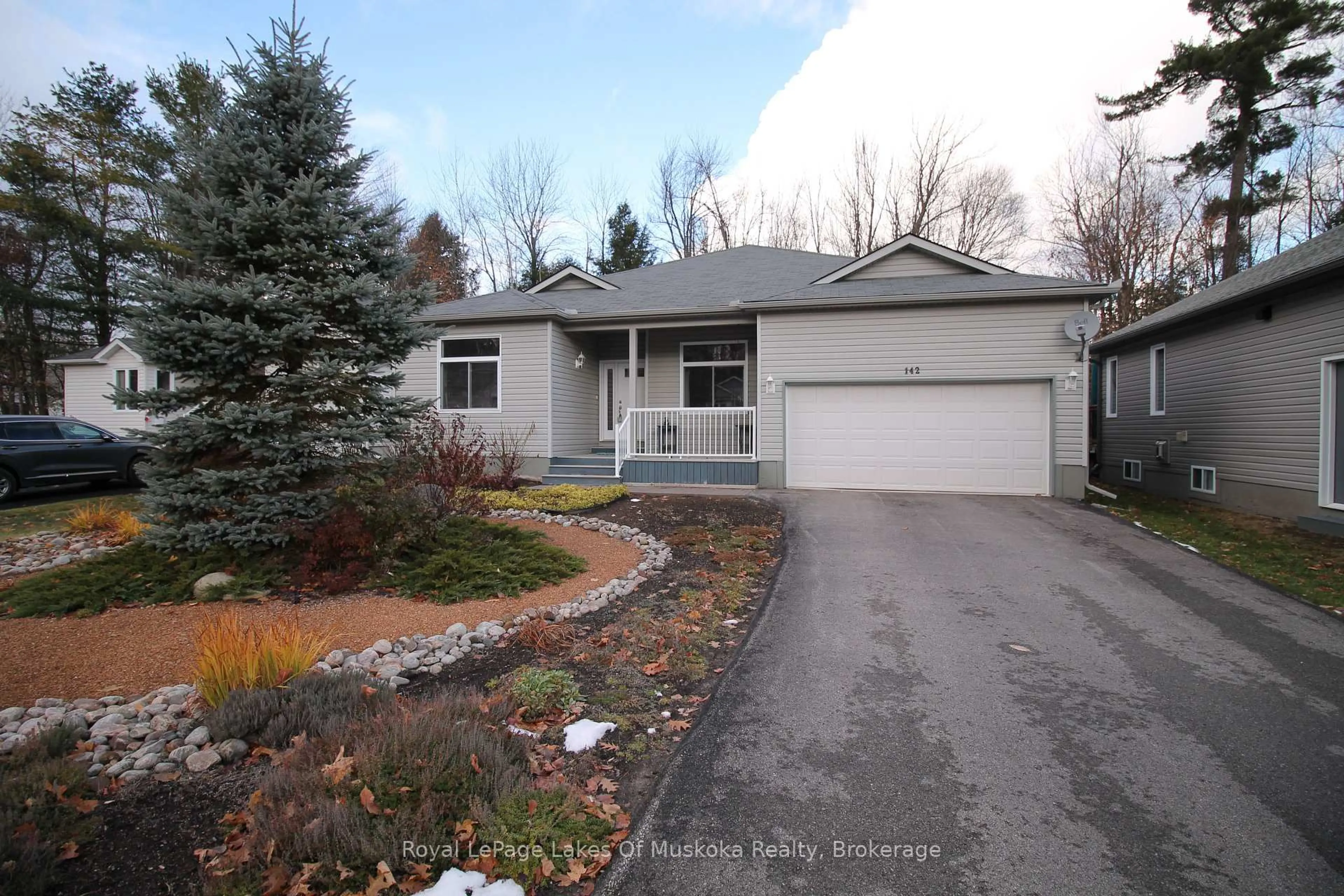 Home with vinyl exterior material, street for 142 Pineridge Gate, Gravenhurst Ontario P1P 1Z1