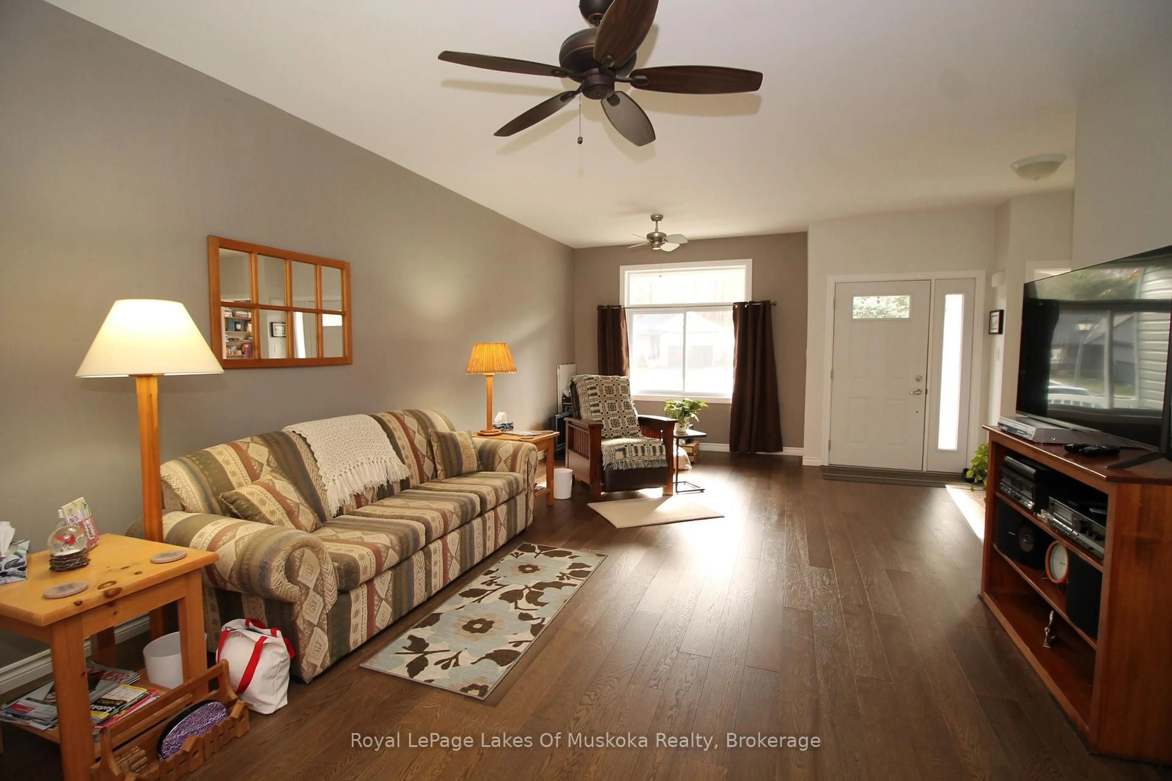 Living room with furniture, wood/laminate floor for 142 Pineridge Gate, Gravenhurst Ontario P1P 1Z1