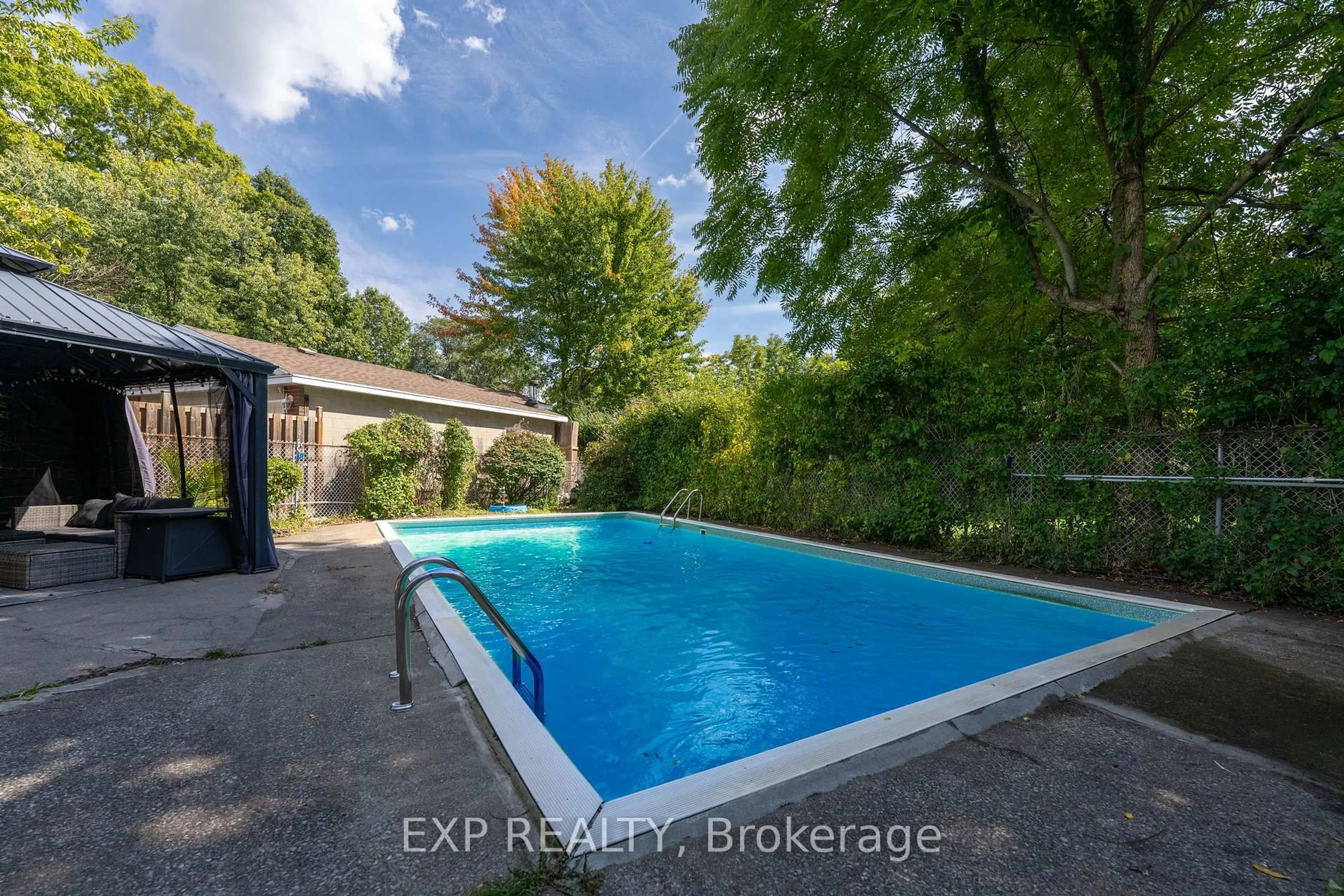 Pool for 2896 Portage Rd, Niagara Falls Ontario L2J 2J5
