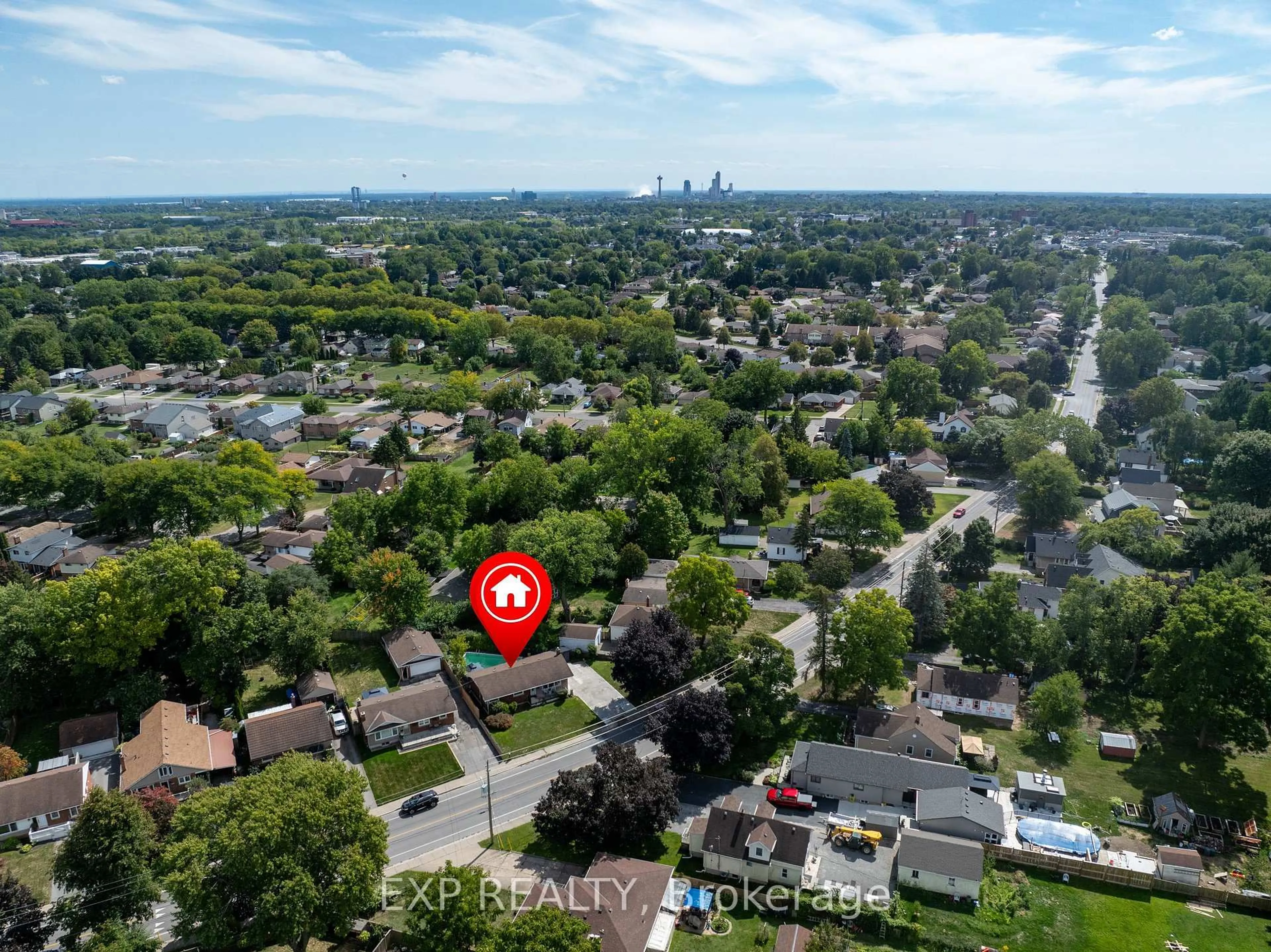 A pic from outside/outdoor area/front of a property/back of a property/a pic from drone, city buildings view from balcony for 2896 Portage Rd, Niagara Falls Ontario L2J 2J5