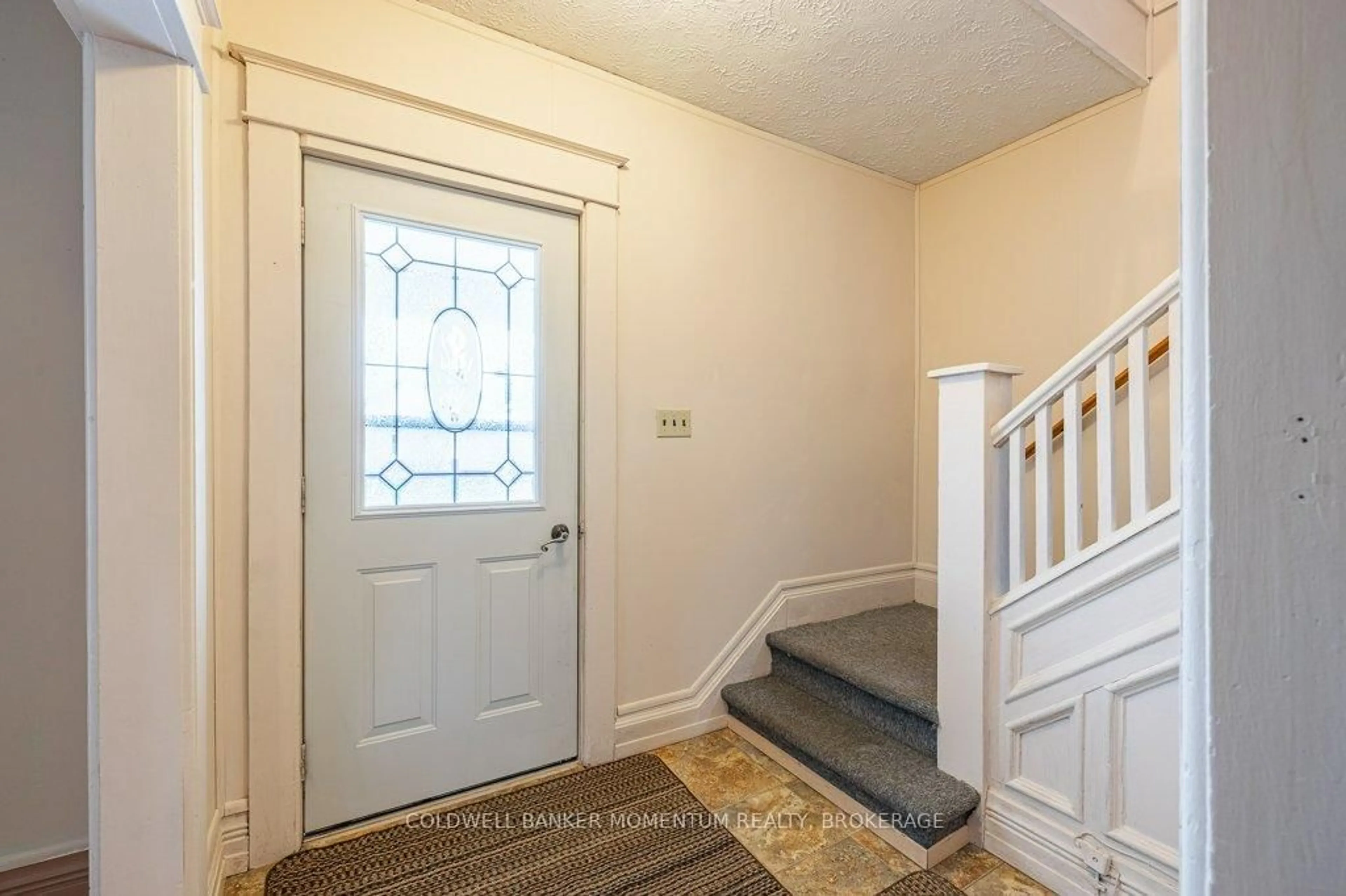 Indoor entryway for 51 Sixth St, Welland Ontario L3B 5A7