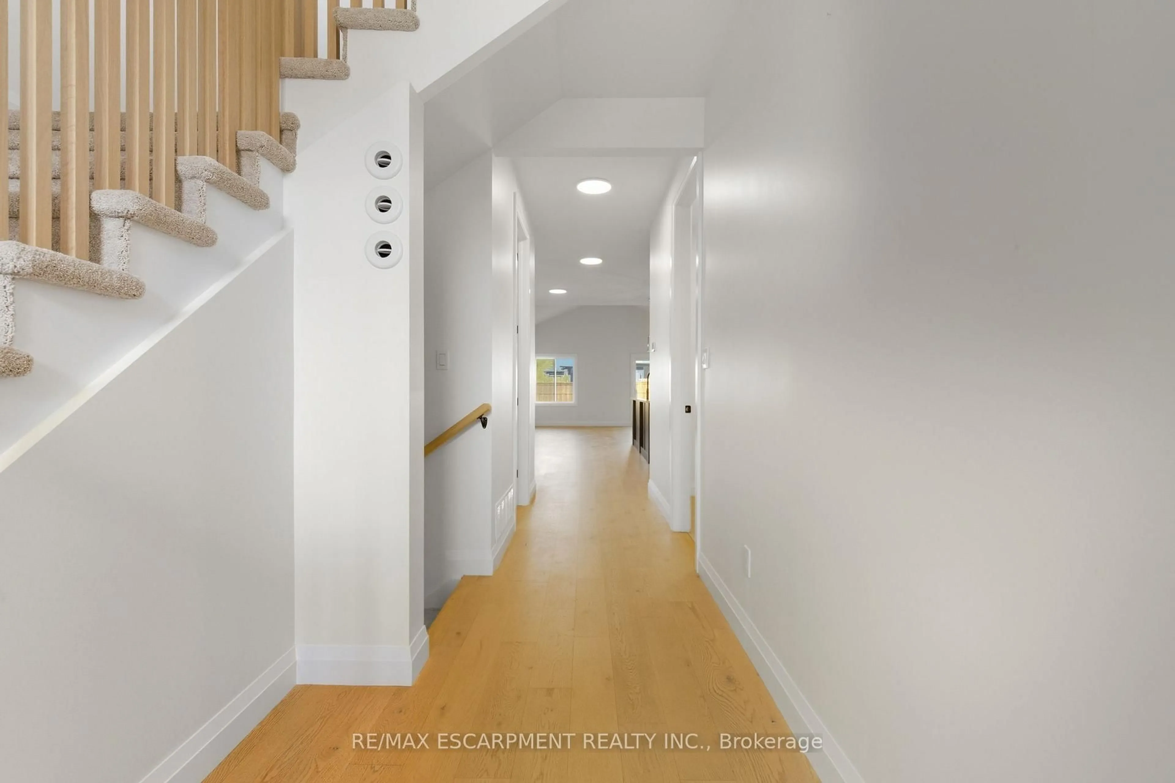 Indoor foyer for 236 Mount Pleasant St, Brantford Ontario N3T 1V1