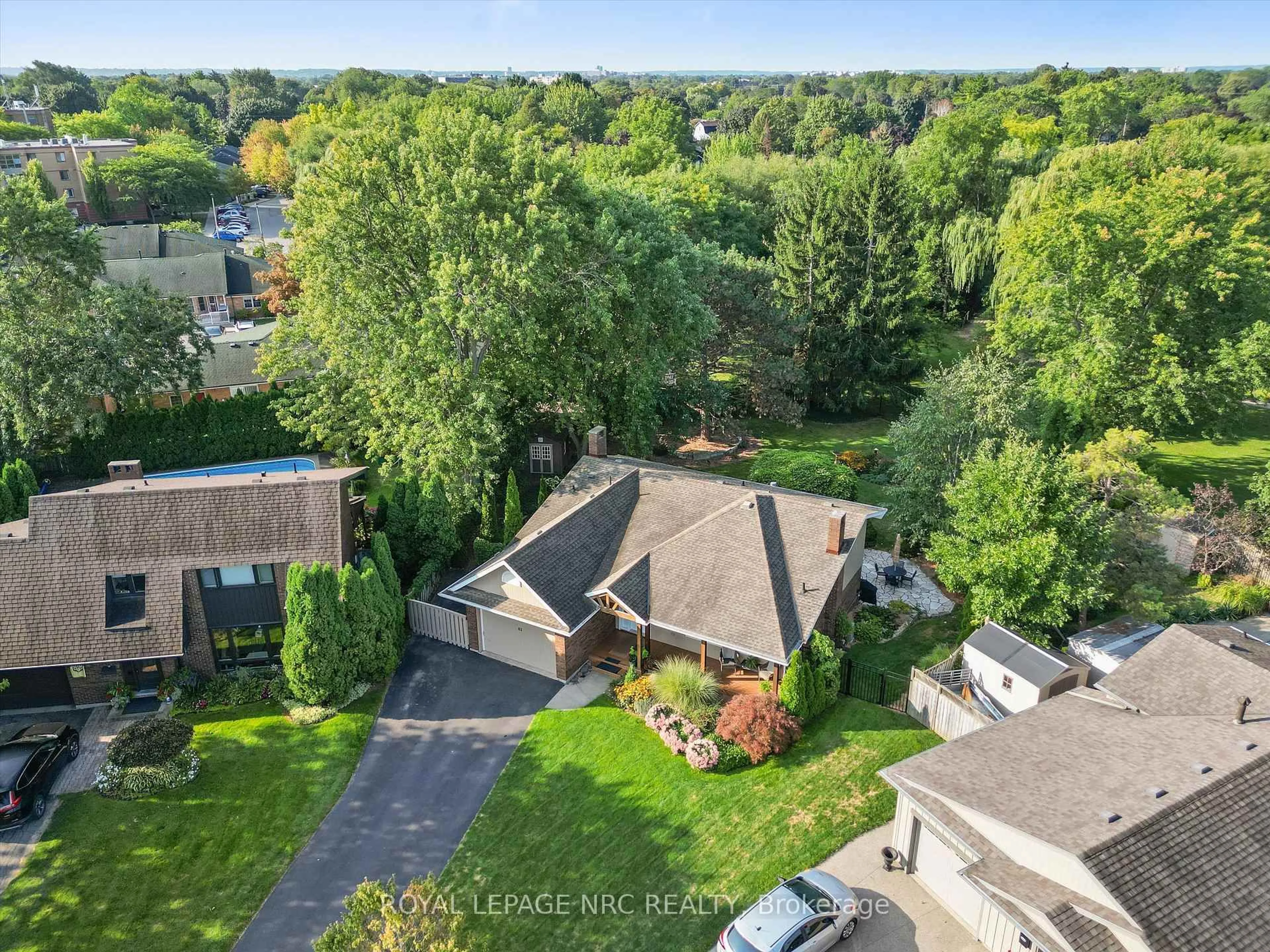 A pic from outside/outdoor area/front of a property/back of a property/a pic from drone, unknown for 42 The Cedars, St. Catharines Ontario L2M 6M8