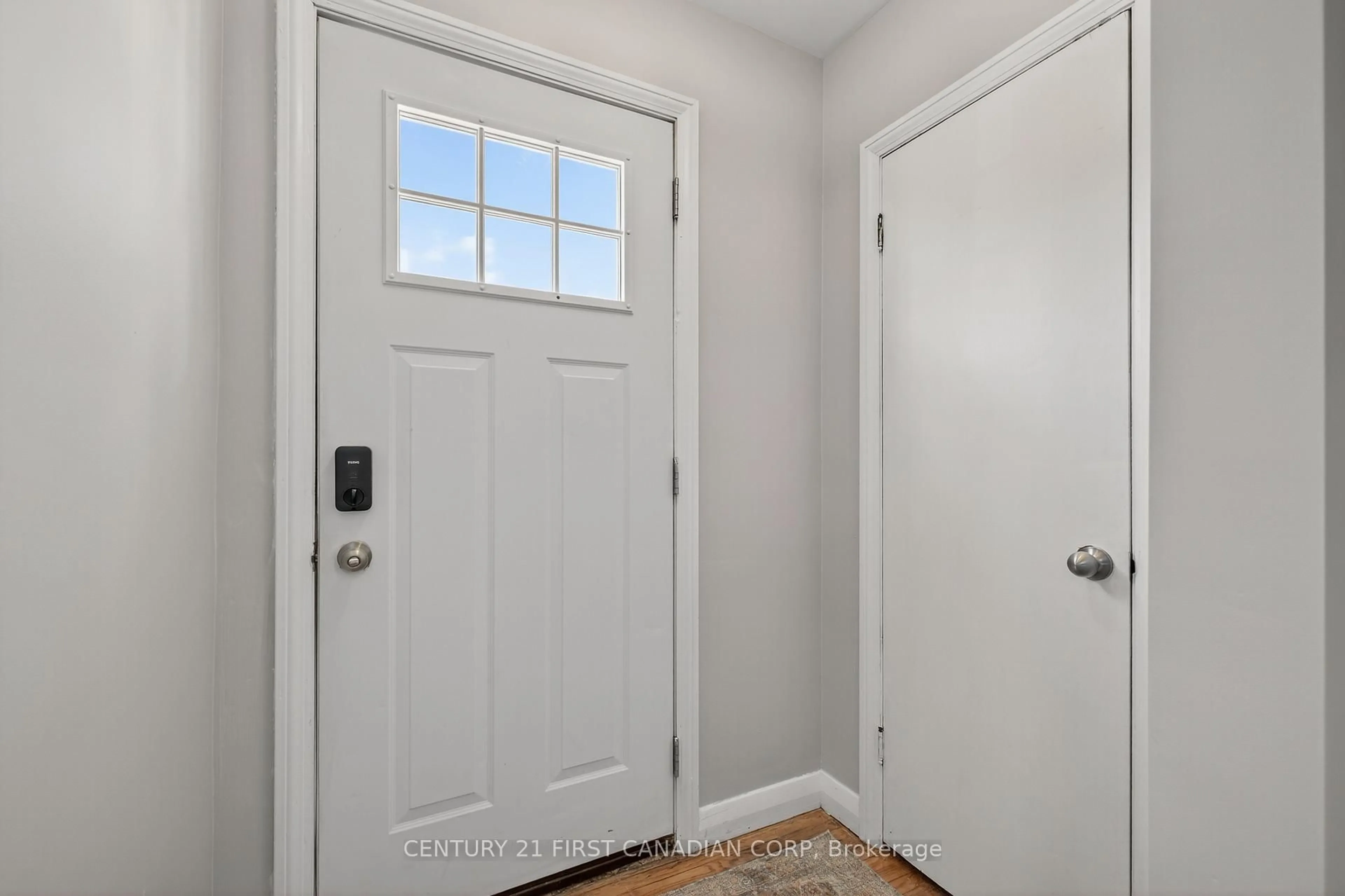 Indoor entryway for 118 Gordon St, Sarnia Ontario N7T 6N8