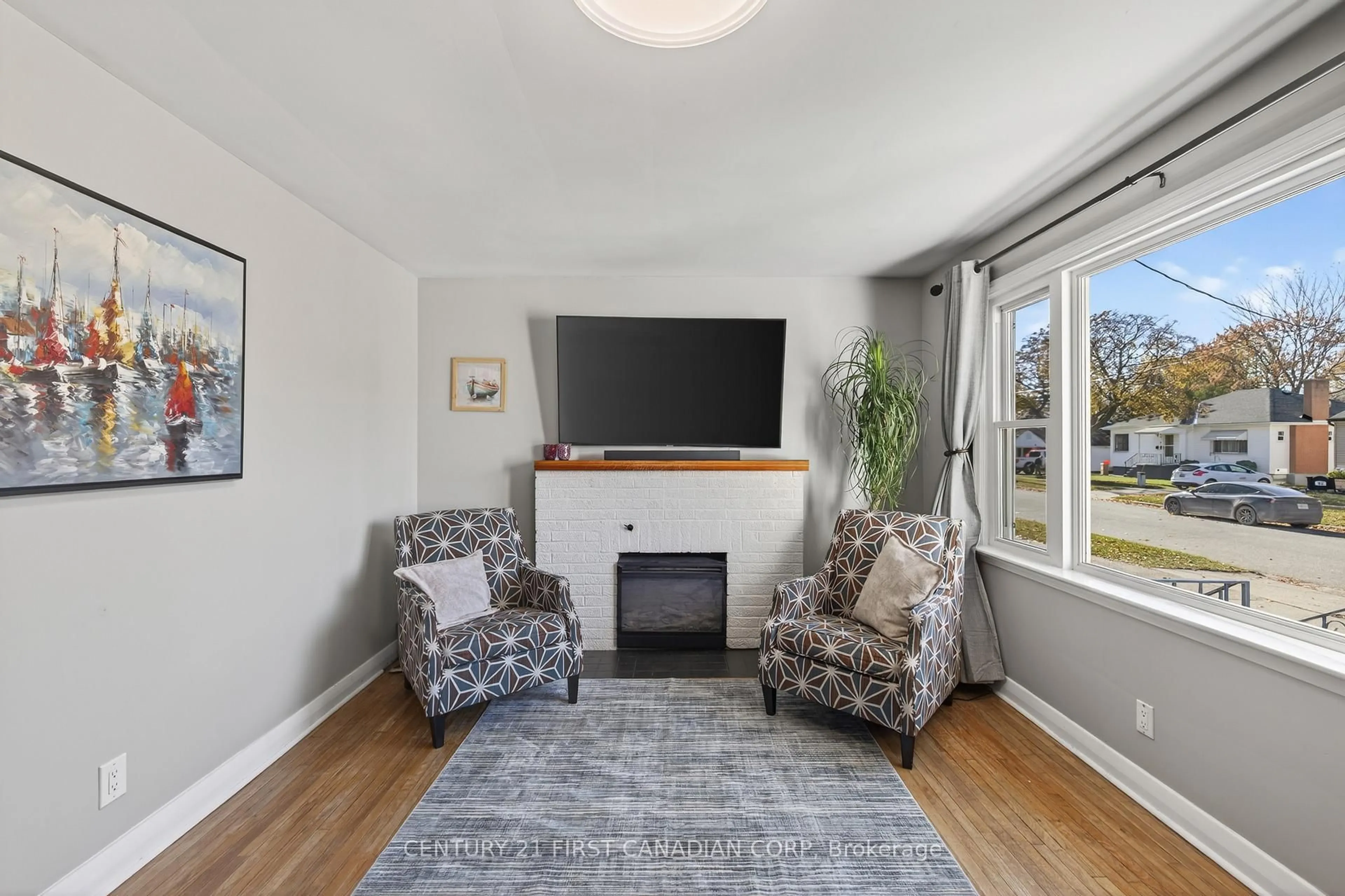 Living room with furniture, unknown for 118 Gordon St, Sarnia Ontario N7T 6N8