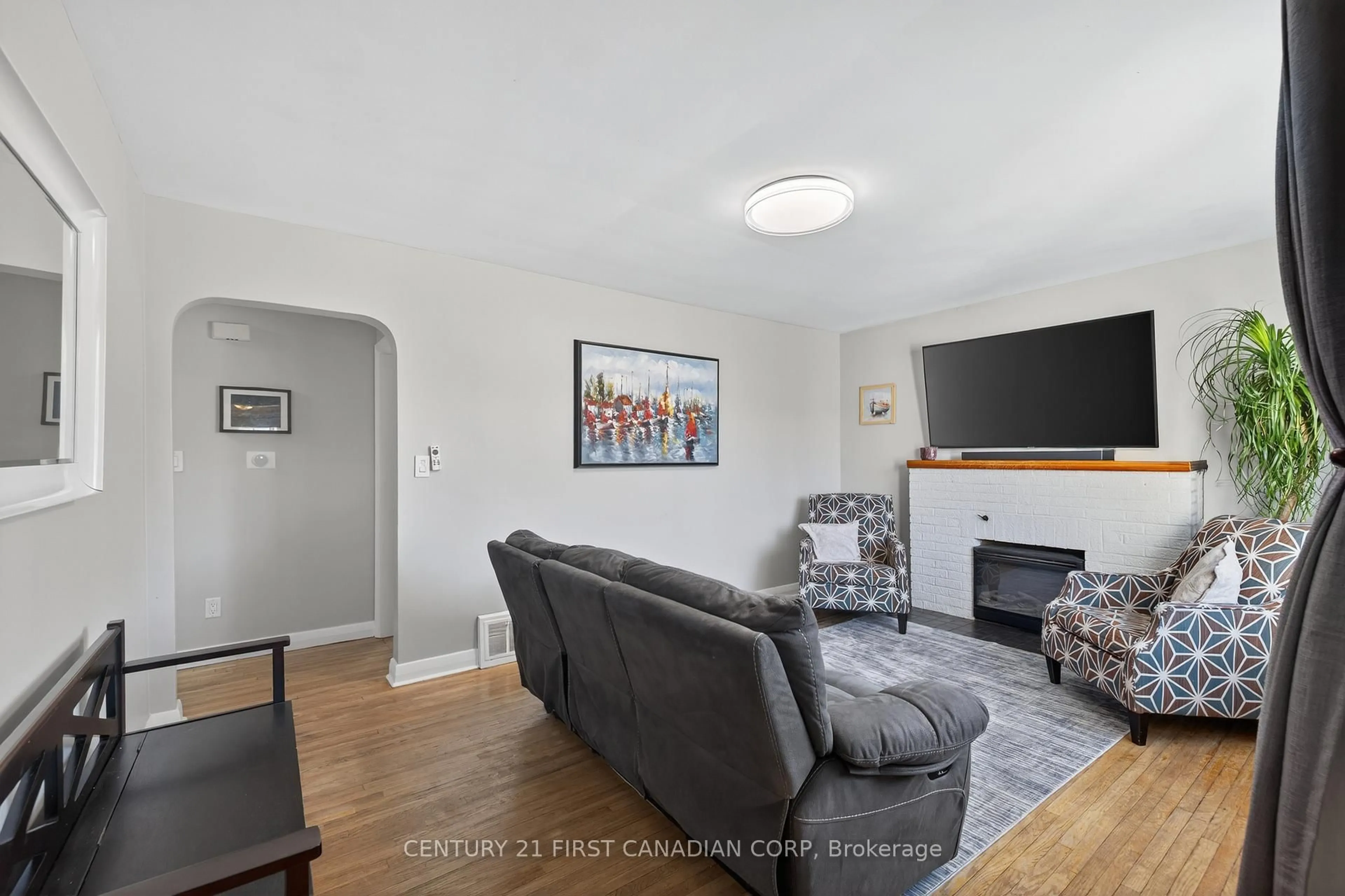 Living room with furniture, unknown for 118 Gordon St, Sarnia Ontario N7T 6N8