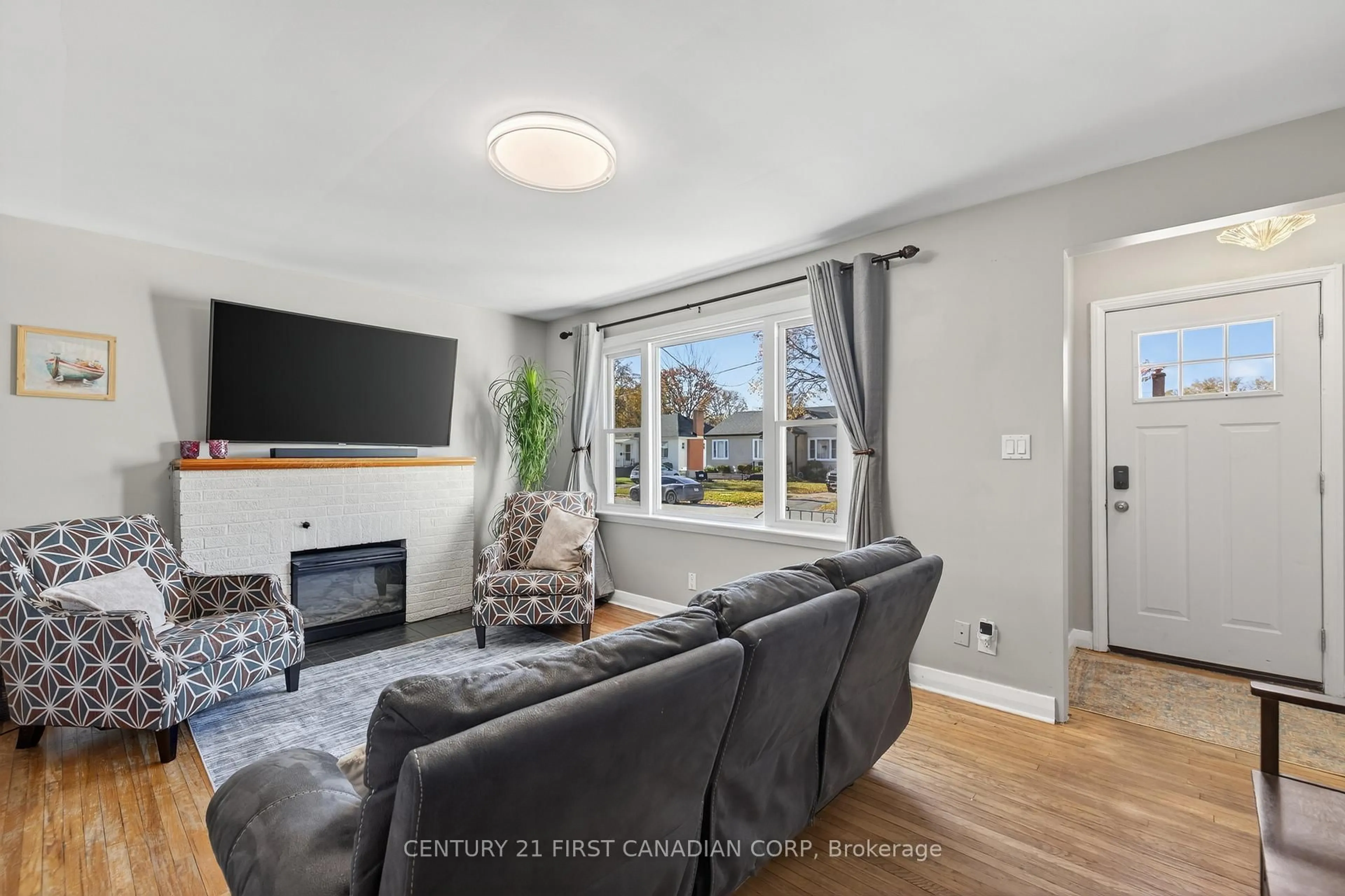 Living room with furniture, unknown for 118 Gordon St, Sarnia Ontario N7T 6N8