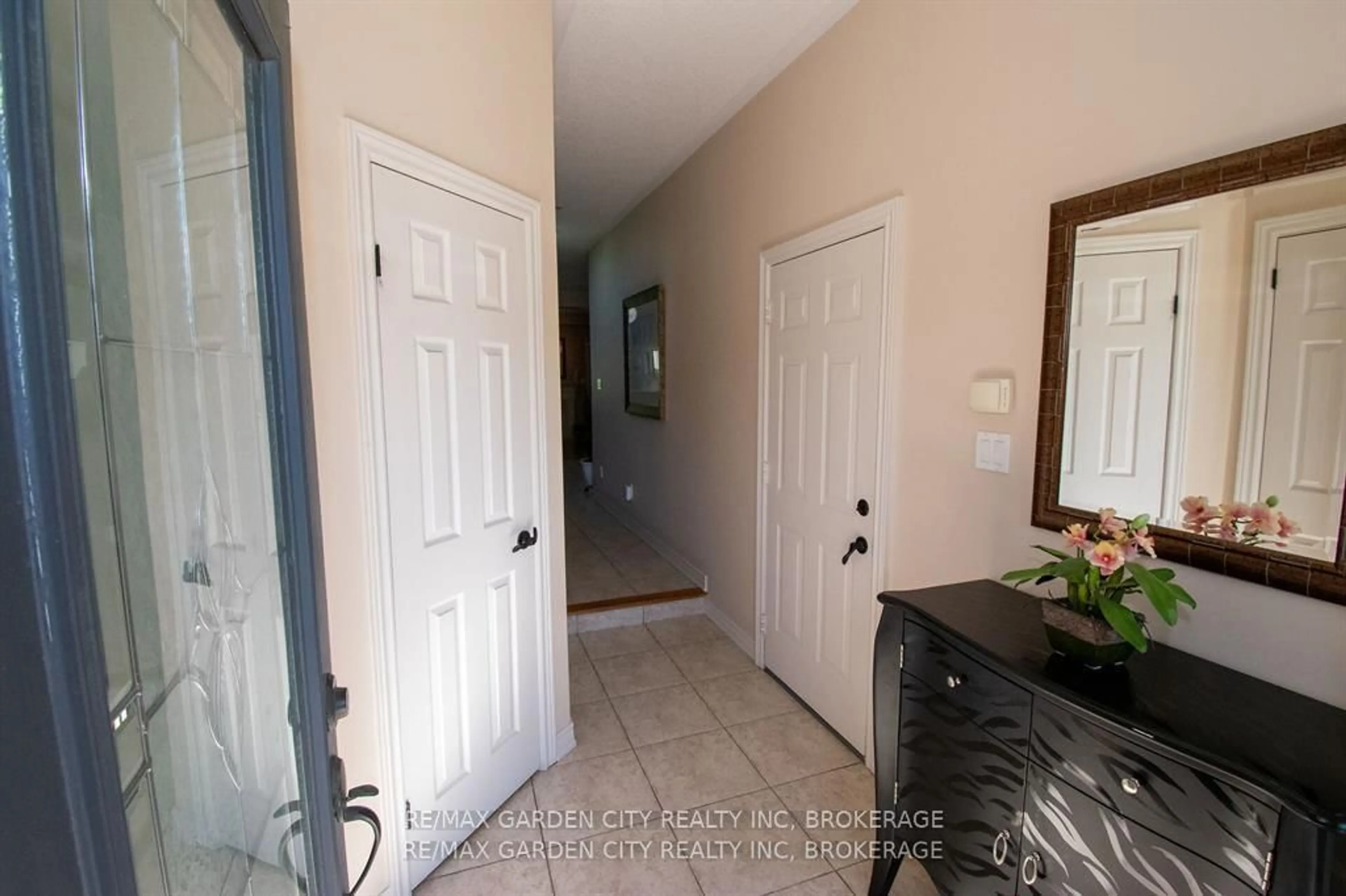 Indoor entryway for 421 Queenston St, St. Catharines Ontario L2P 2Y3