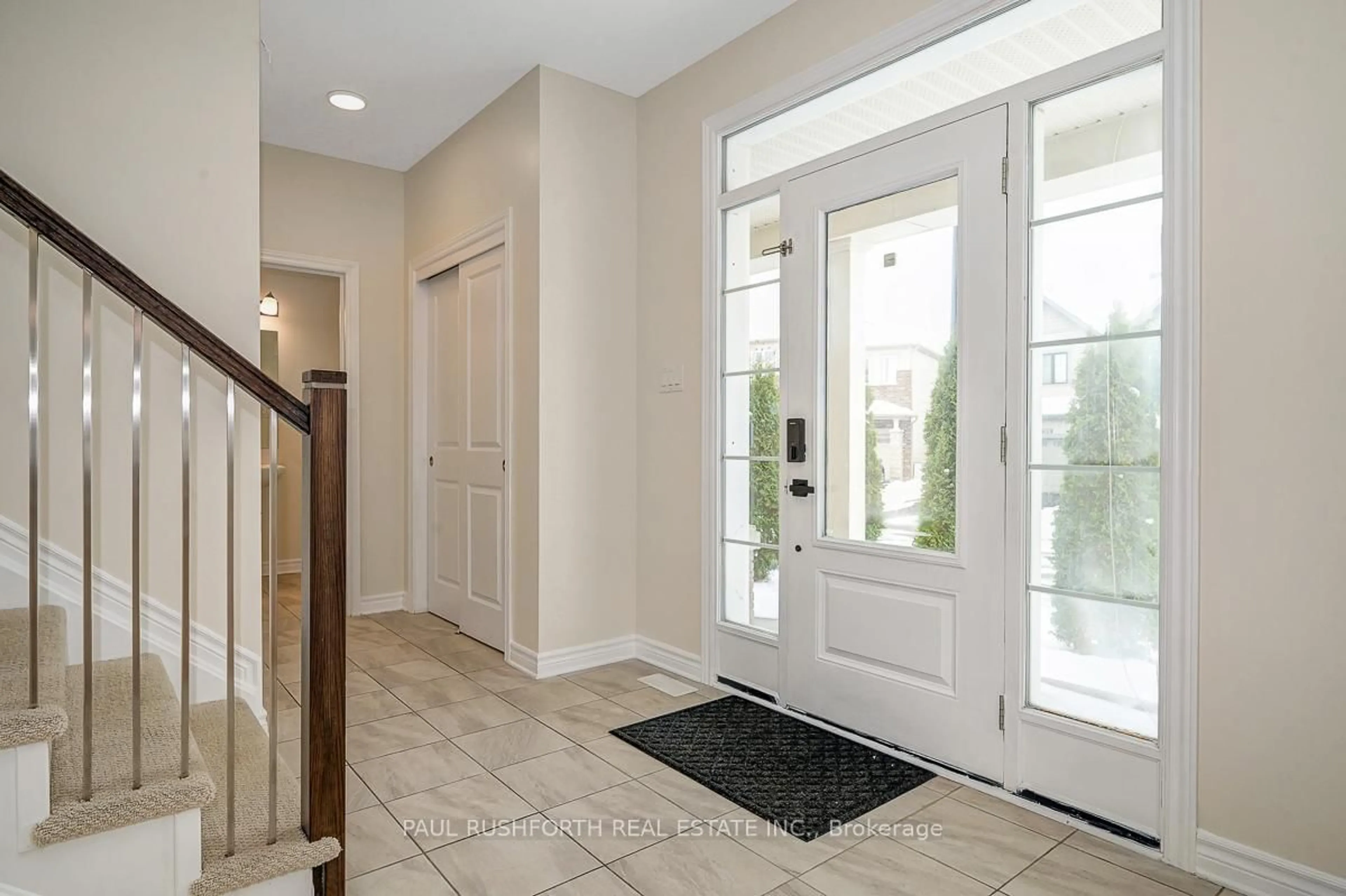 Indoor entryway for 115 Discovery Cres, Ottawa Ontario K2S 0Z9