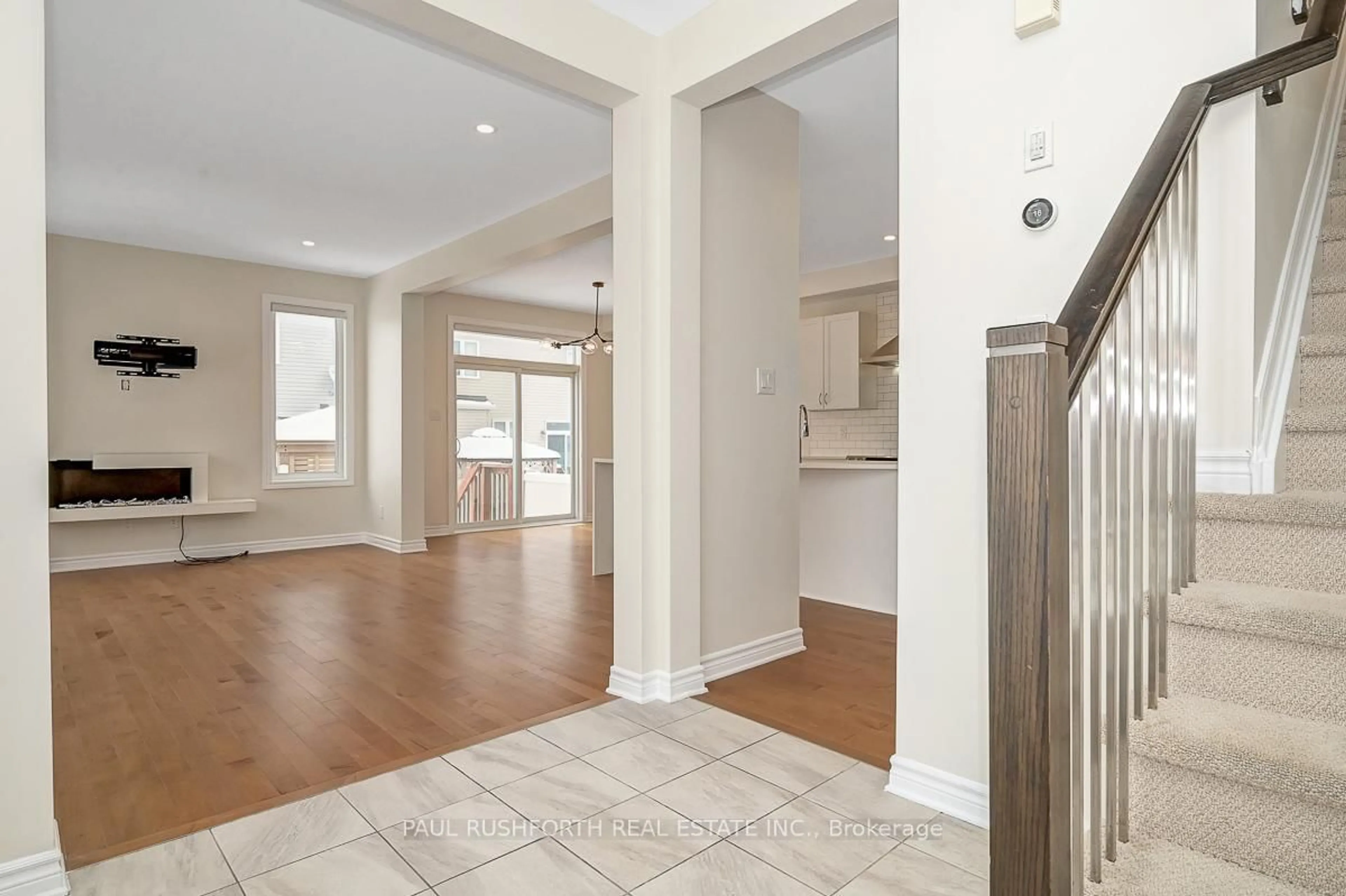 Indoor entryway for 115 Discovery Cres, Ottawa Ontario K2S 0Z9