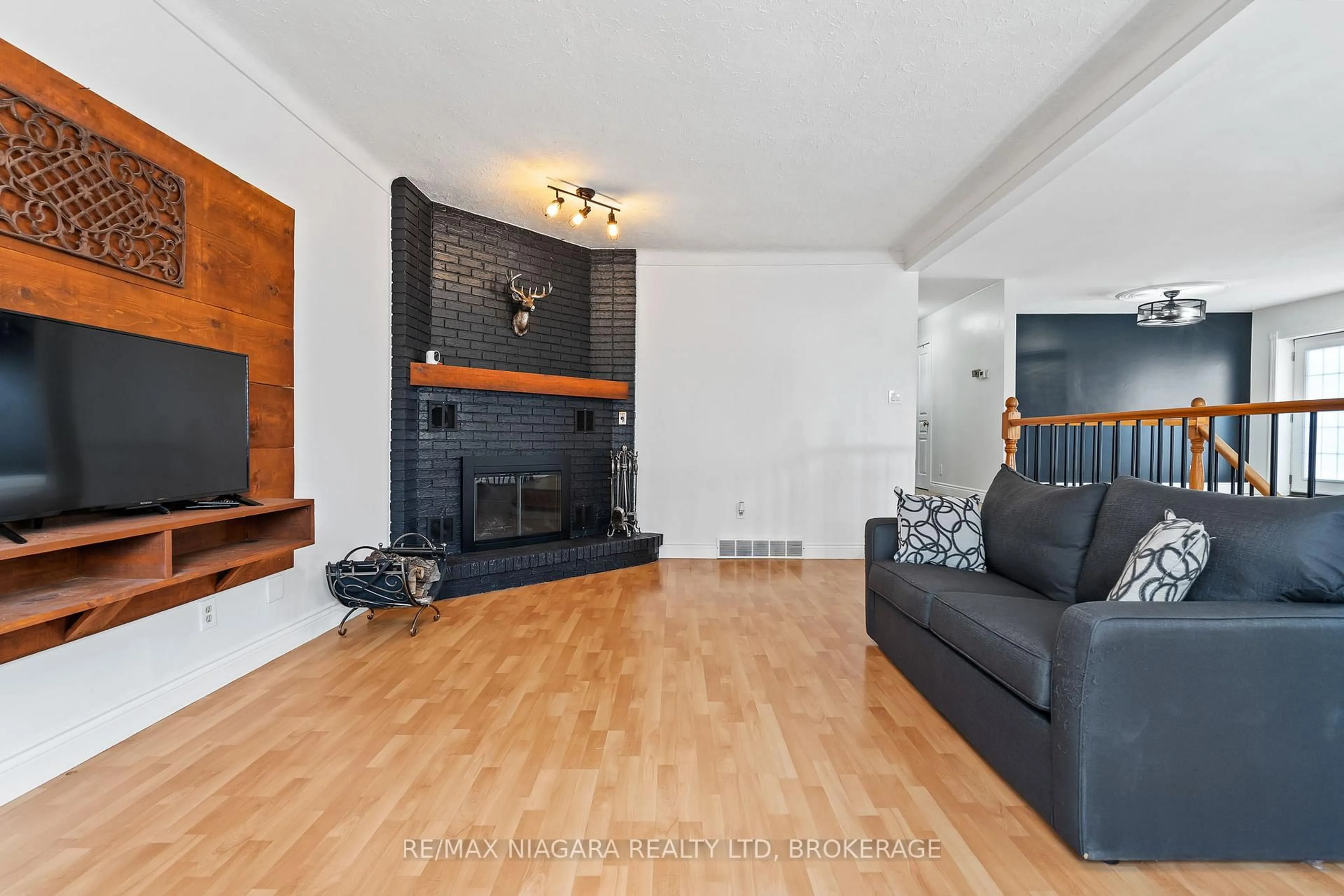 Living room with furniture, wood/laminate floor for 24 Forster Ave, Thorold Ontario L2V 4J5
